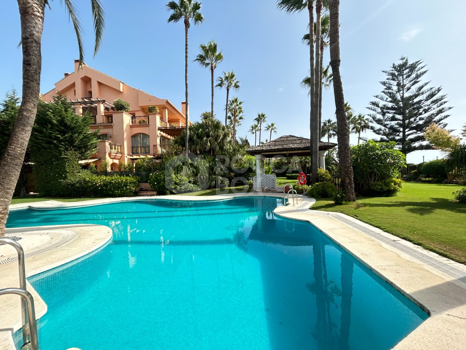 WONDERFUL 3-BEDROOM FRONTLINE BEACH APARTMENT IN A LUXURY GATED COMPLEX IN PUERTO BANUS, MARBELLA