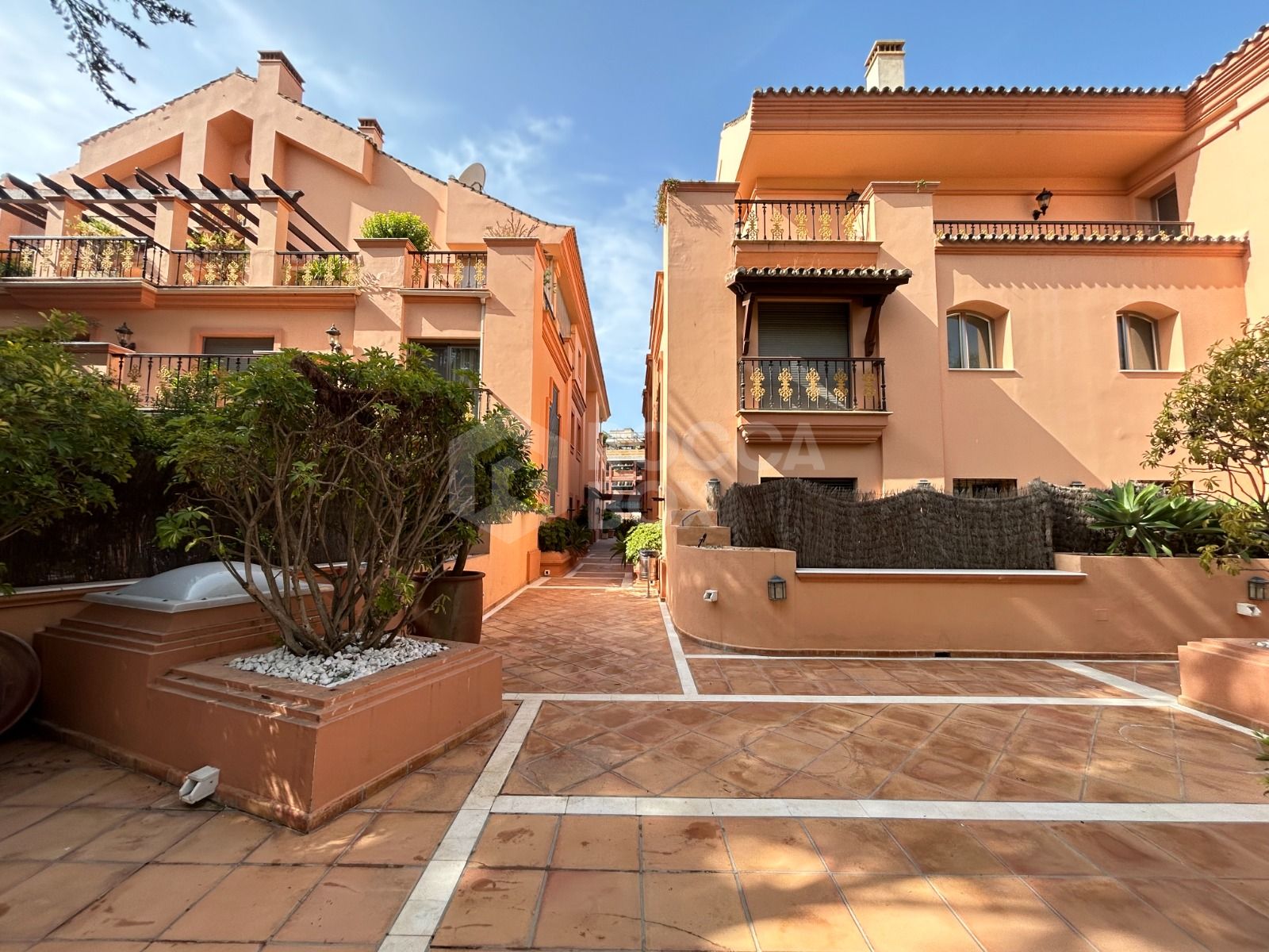 WONDERFUL 3-BEDROOM FRONTLINE BEACH APARTMENT IN A LUXURY GATED COMPLEX IN PUERTO BANUS, MARBELLA