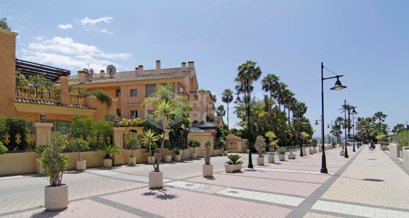 WONDERFUL 3-BEDROOM FRONTLINE BEACH APARTMENT IN A LUXURY GATED COMPLEX IN PUERTO BANUS, MARBELLA
