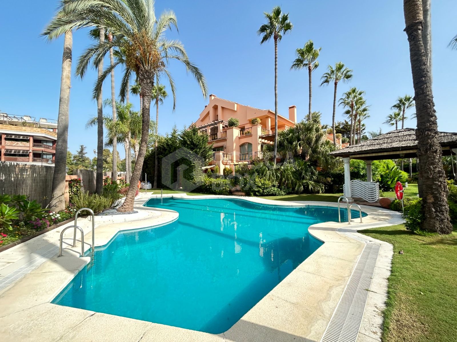 WONDERFUL 3-BEDROOM FRONTLINE BEACH APARTMENT IN A LUXURY GATED COMPLEX IN PUERTO BANUS, MARBELLA
