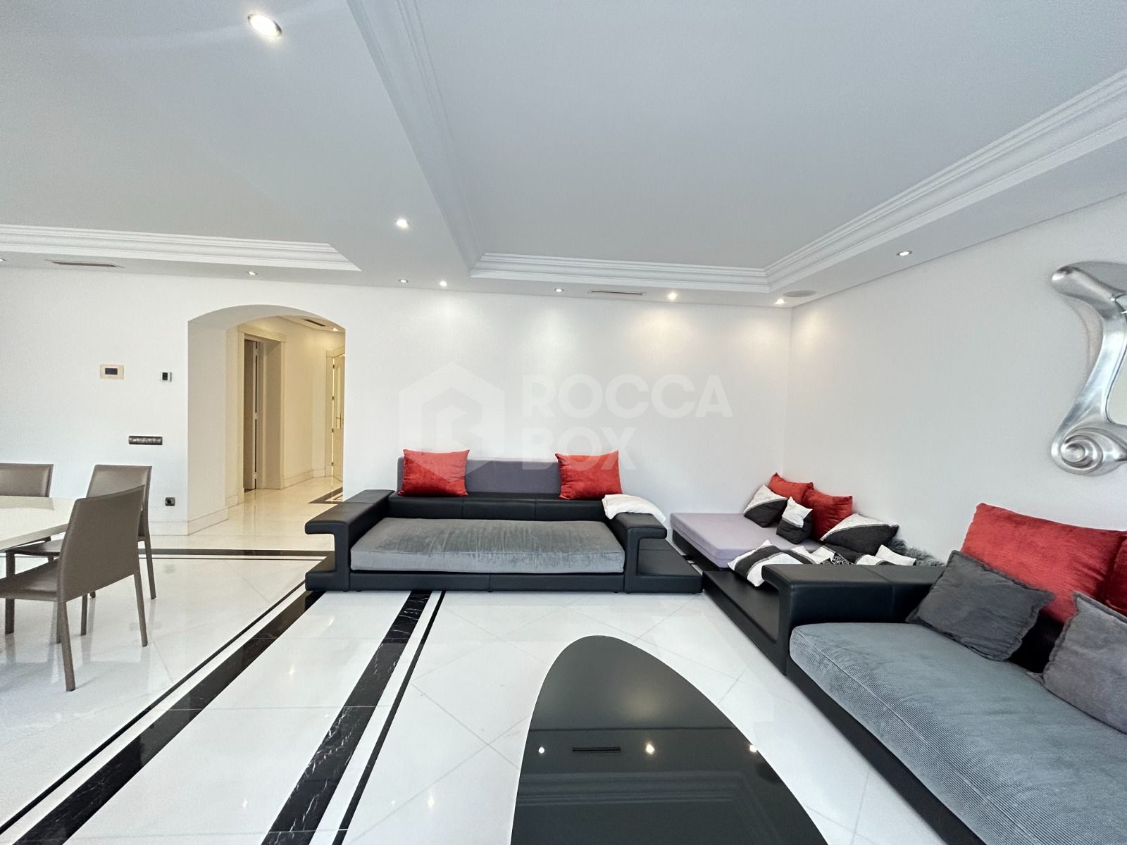 WONDERFUL 3-BEDROOM FRONTLINE BEACH APARTMENT IN A LUXURY GATED COMPLEX IN PUERTO BANUS, MARBELLA