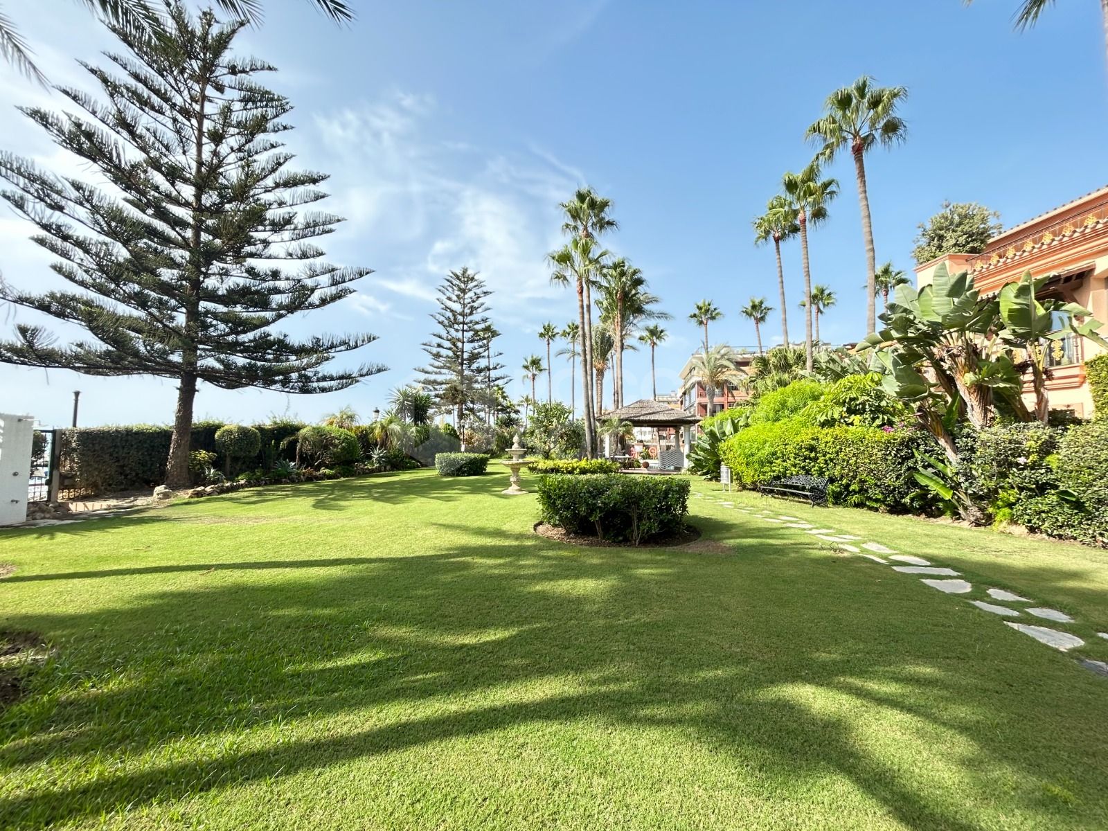 WONDERFUL 3-BEDROOM FRONTLINE BEACH APARTMENT IN A LUXURY GATED COMPLEX IN PUERTO BANUS, MARBELLA