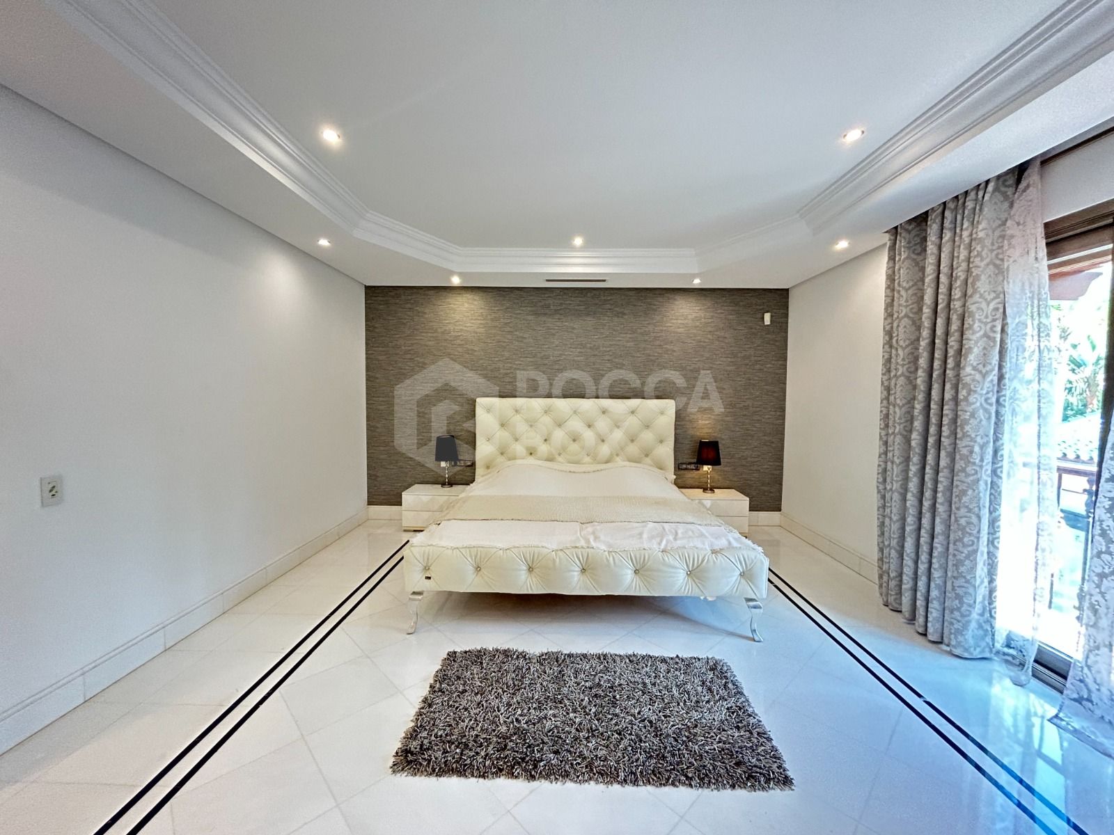 WONDERFUL 3-BEDROOM FRONTLINE BEACH APARTMENT IN A LUXURY GATED COMPLEX IN PUERTO BANUS, MARBELLA