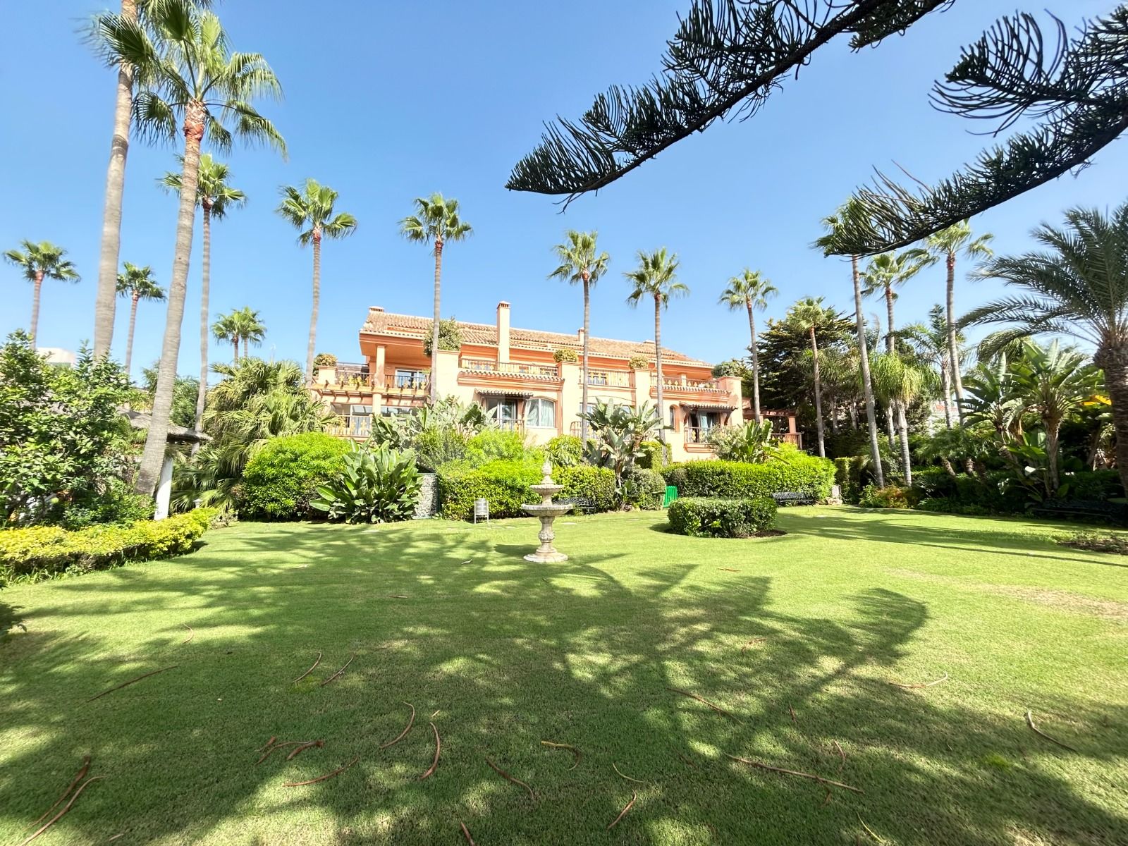 WONDERFUL 3-BEDROOM FRONTLINE BEACH APARTMENT IN A LUXURY GATED COMPLEX IN PUERTO BANUS, MARBELLA