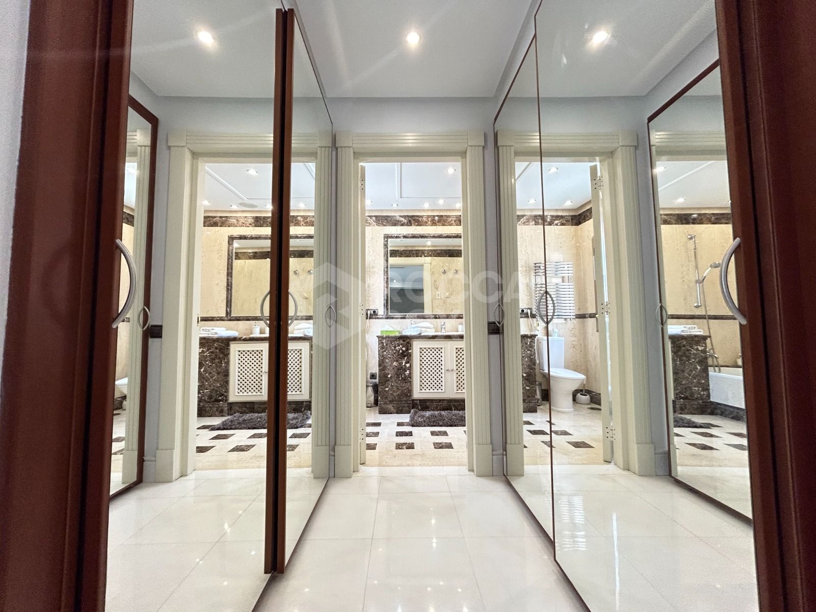 WONDERFUL 3-BEDROOM FRONTLINE BEACH APARTMENT IN A LUXURY GATED COMPLEX IN PUERTO BANUS, MARBELLA