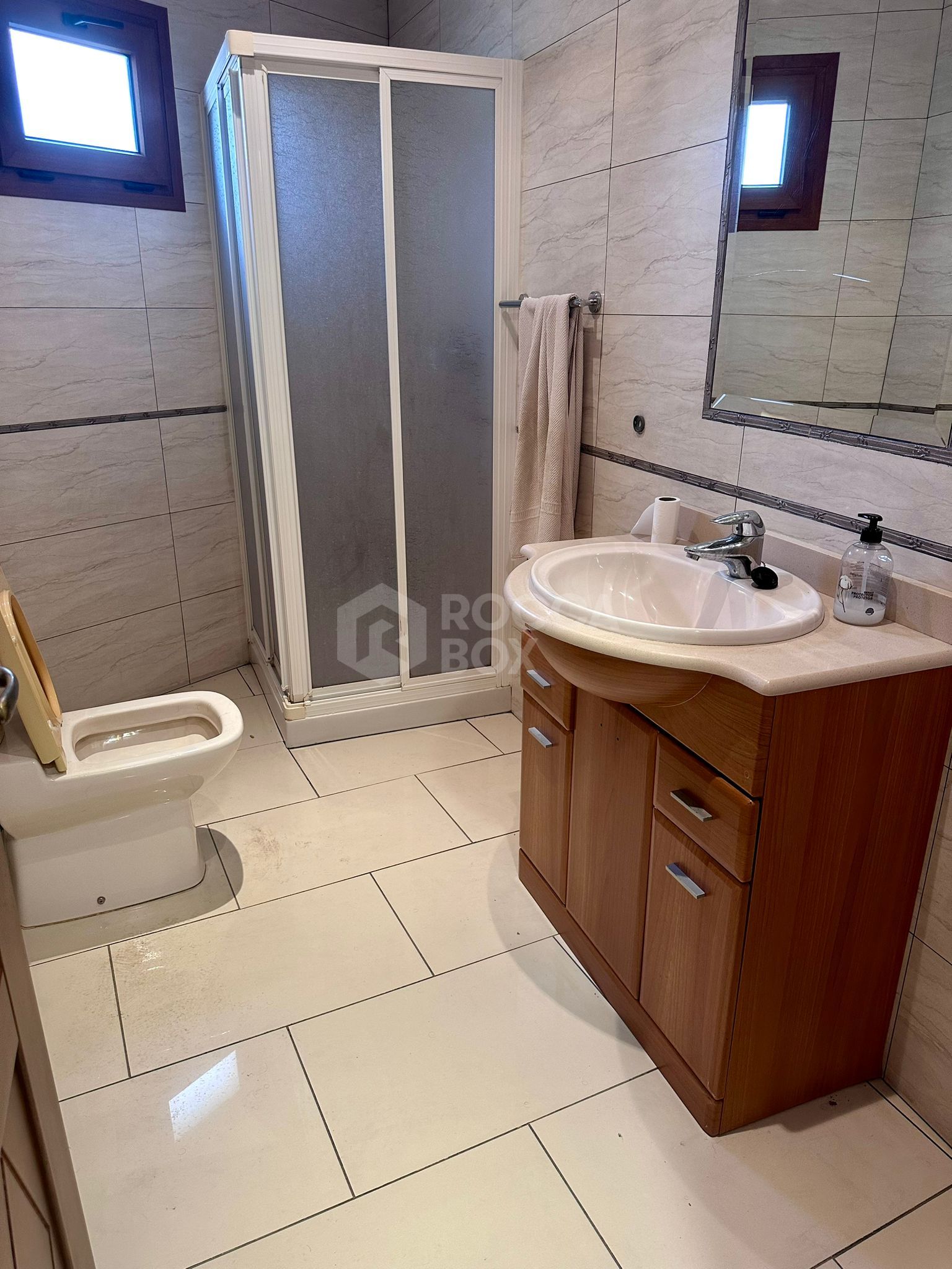 Magnificent premises located in the heart of Cabopino-Artola's commercial center (Marbella East).