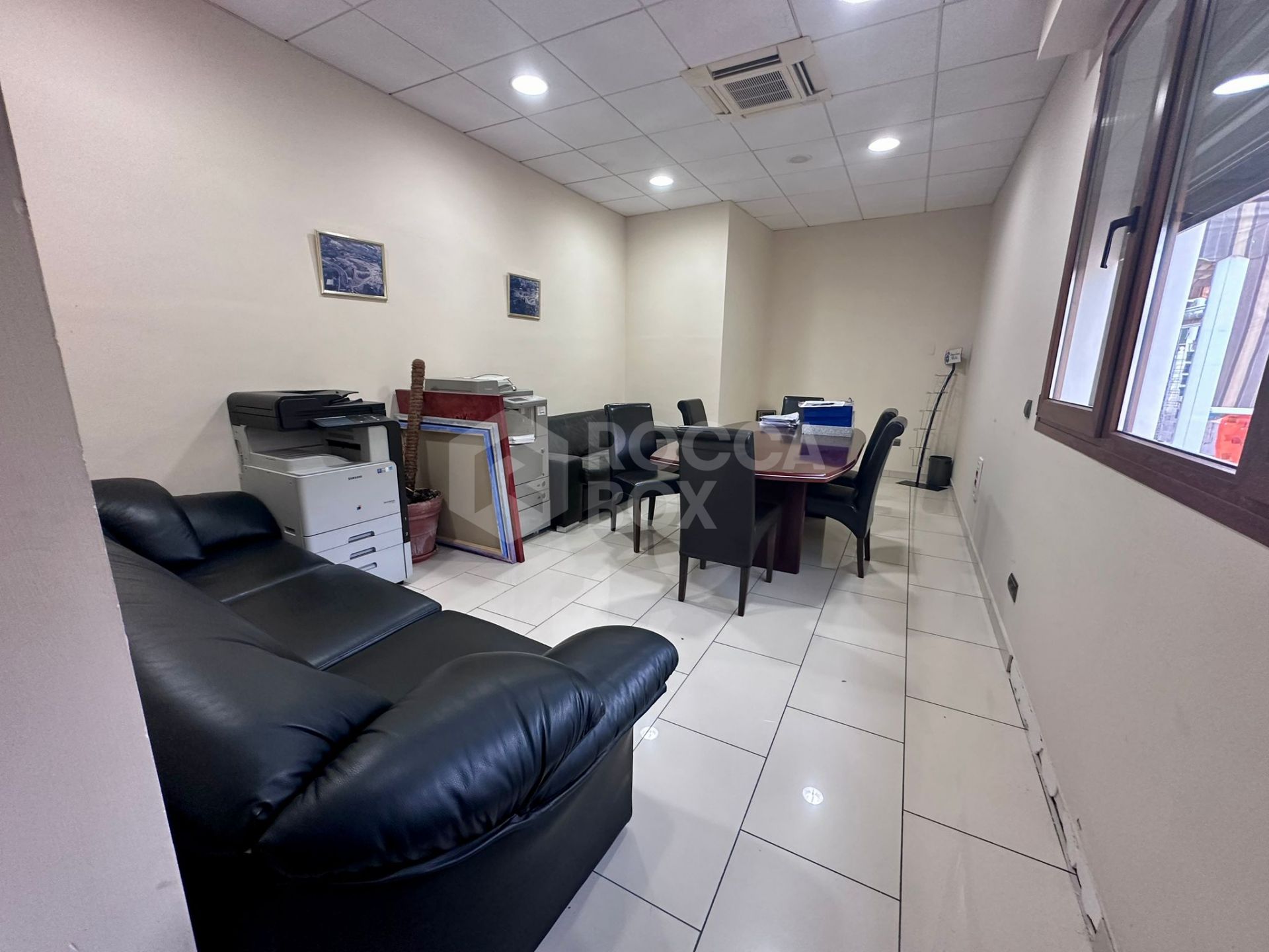 Magnificent premises located in the heart of Cabopino-Artola's commercial center (Marbella East).