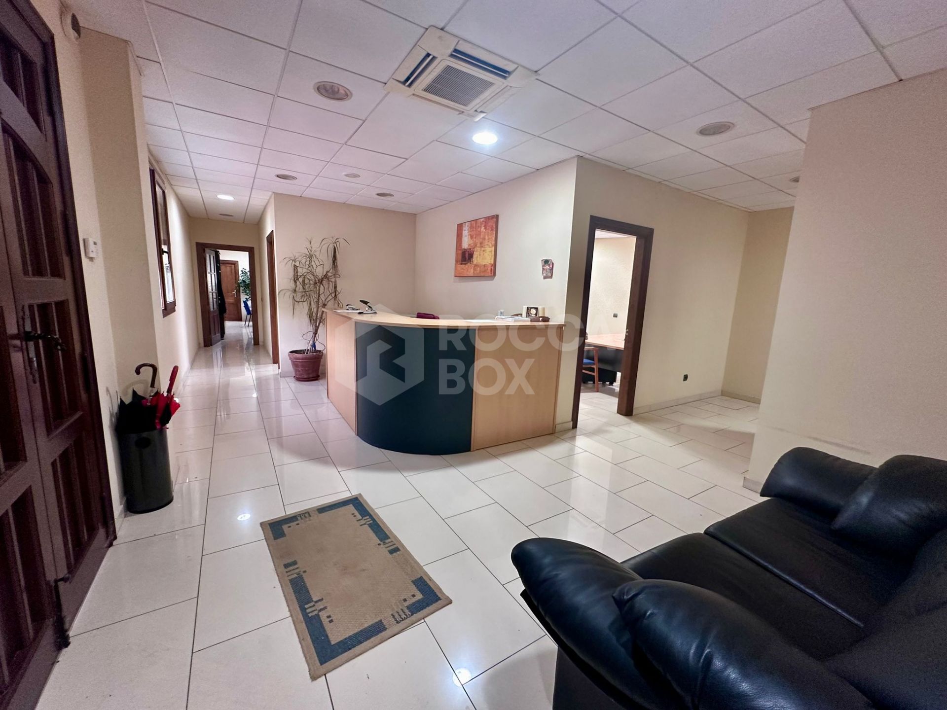 Magnificent premises located in the heart of Cabopino-Artola's commercial center (Marbella East).