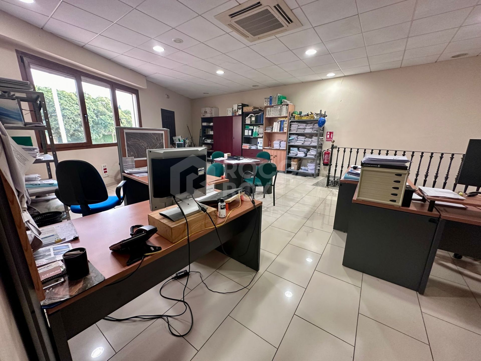 Magnificent premises located in the heart of Cabopino-Artola's commercial center (Marbella East).