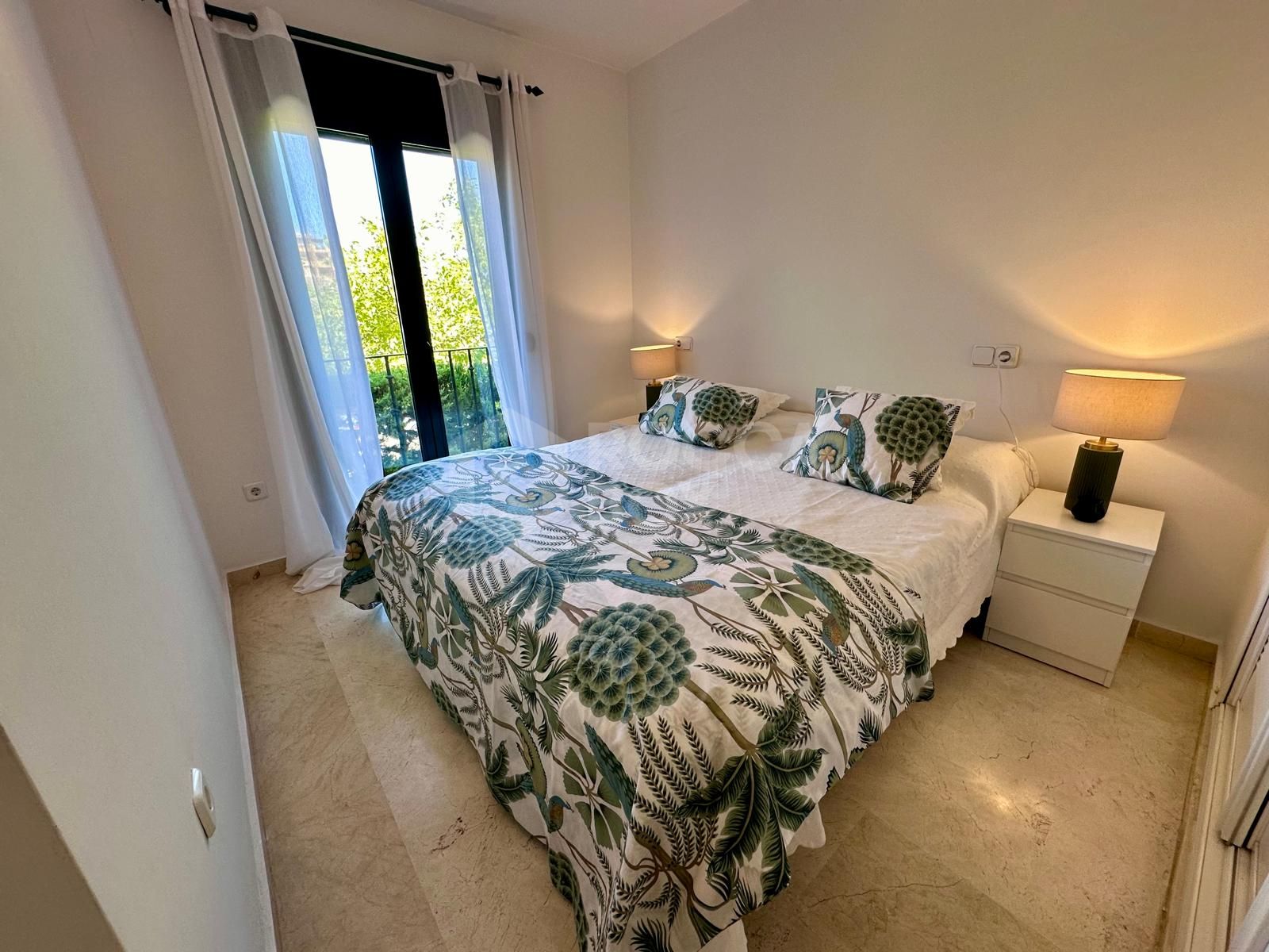 Magnificent apartment for sale in one of the best areas of San Pedro de Alcantara (Marbella). Nueva Alcantara, on the beachfront and of course with wonderful sea views and a pool.