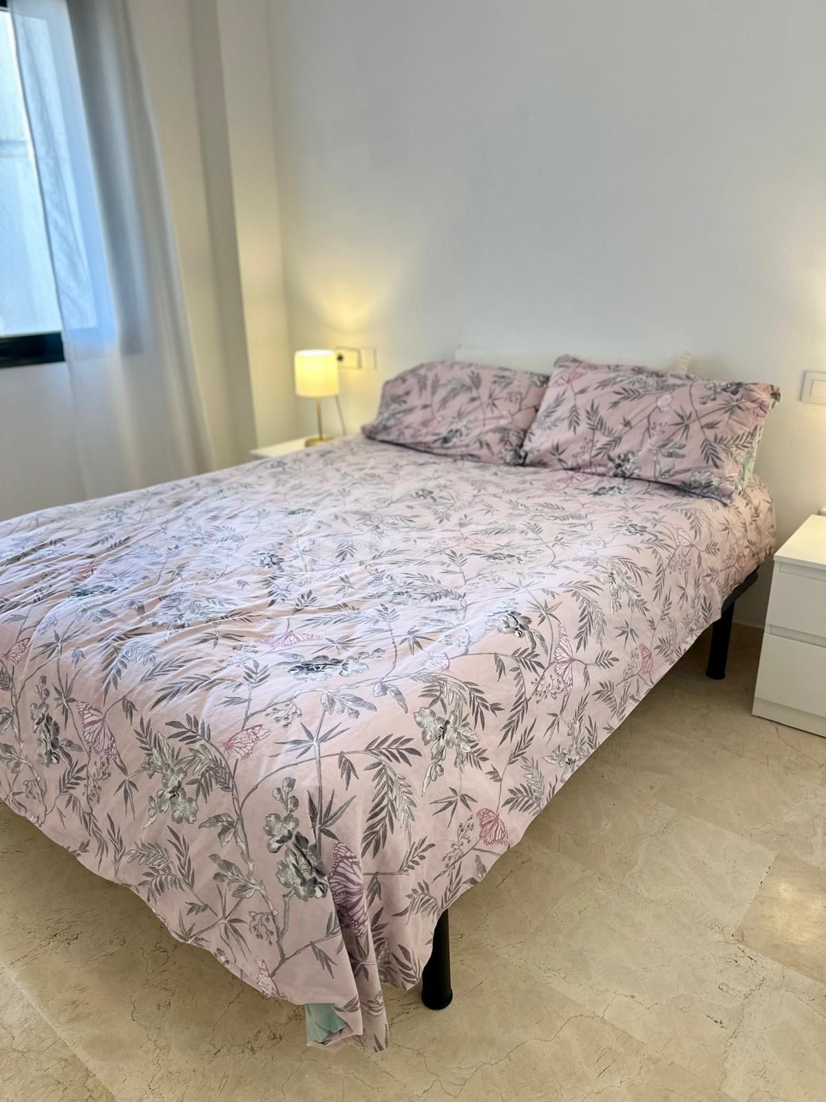 Magnificent apartment for sale in one of the best areas of San Pedro de Alcantara (Marbella). Nueva Alcantara, on the beachfront and of course with wonderful sea views and a pool.