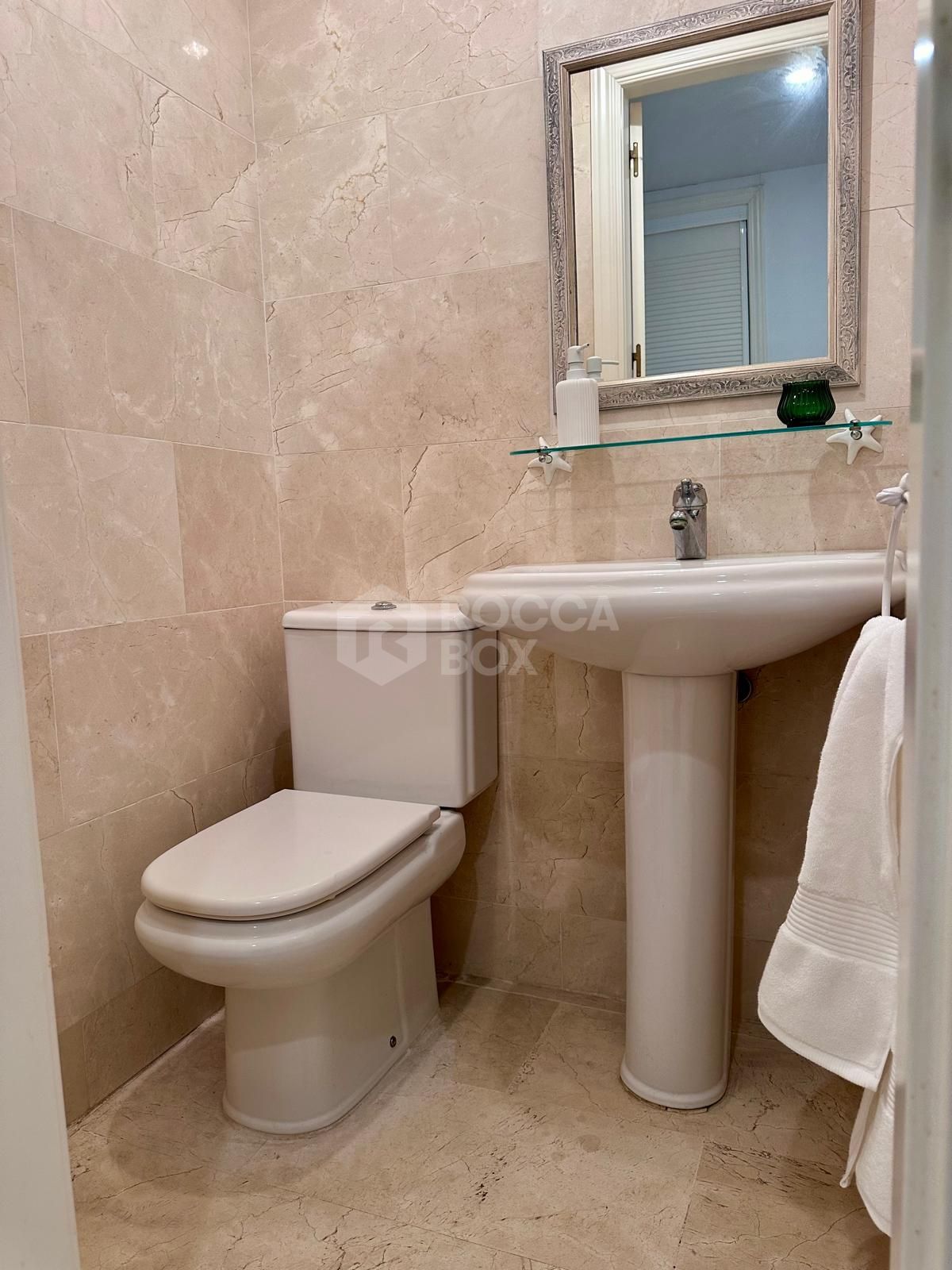 Magnificent apartment for sale in one of the best areas of San Pedro de Alcantara (Marbella). Nueva Alcantara, on the beachfront and of course with wonderful sea views and a pool.