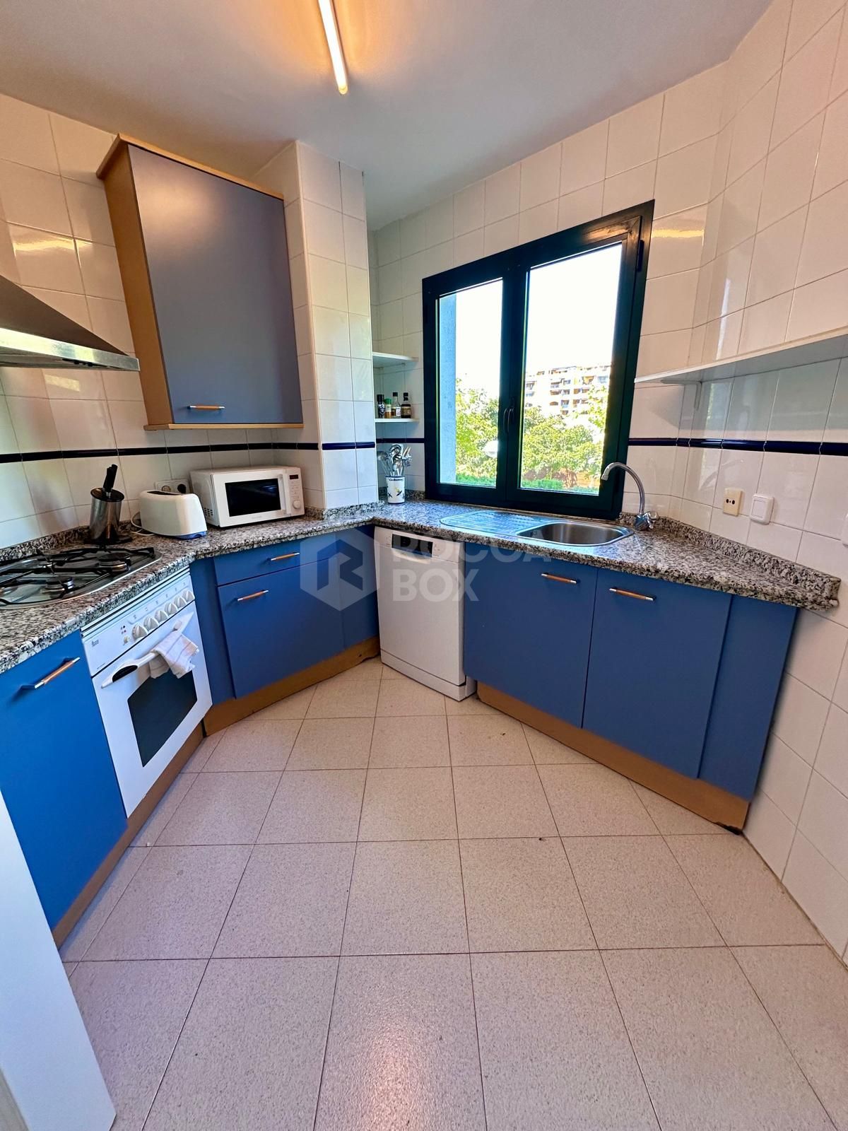 Magnificent apartment for sale in one of the best areas of San Pedro de Alcantara (Marbella). Nueva Alcantara, on the beachfront and of course with wonderful sea views and a pool.