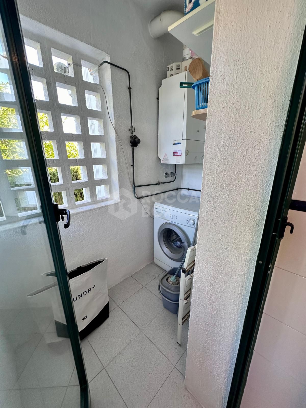 Magnificent apartment for sale in one of the best areas of San Pedro de Alcantara (Marbella). Nueva Alcantara, on the beachfront and of course with wonderful sea views and a pool.