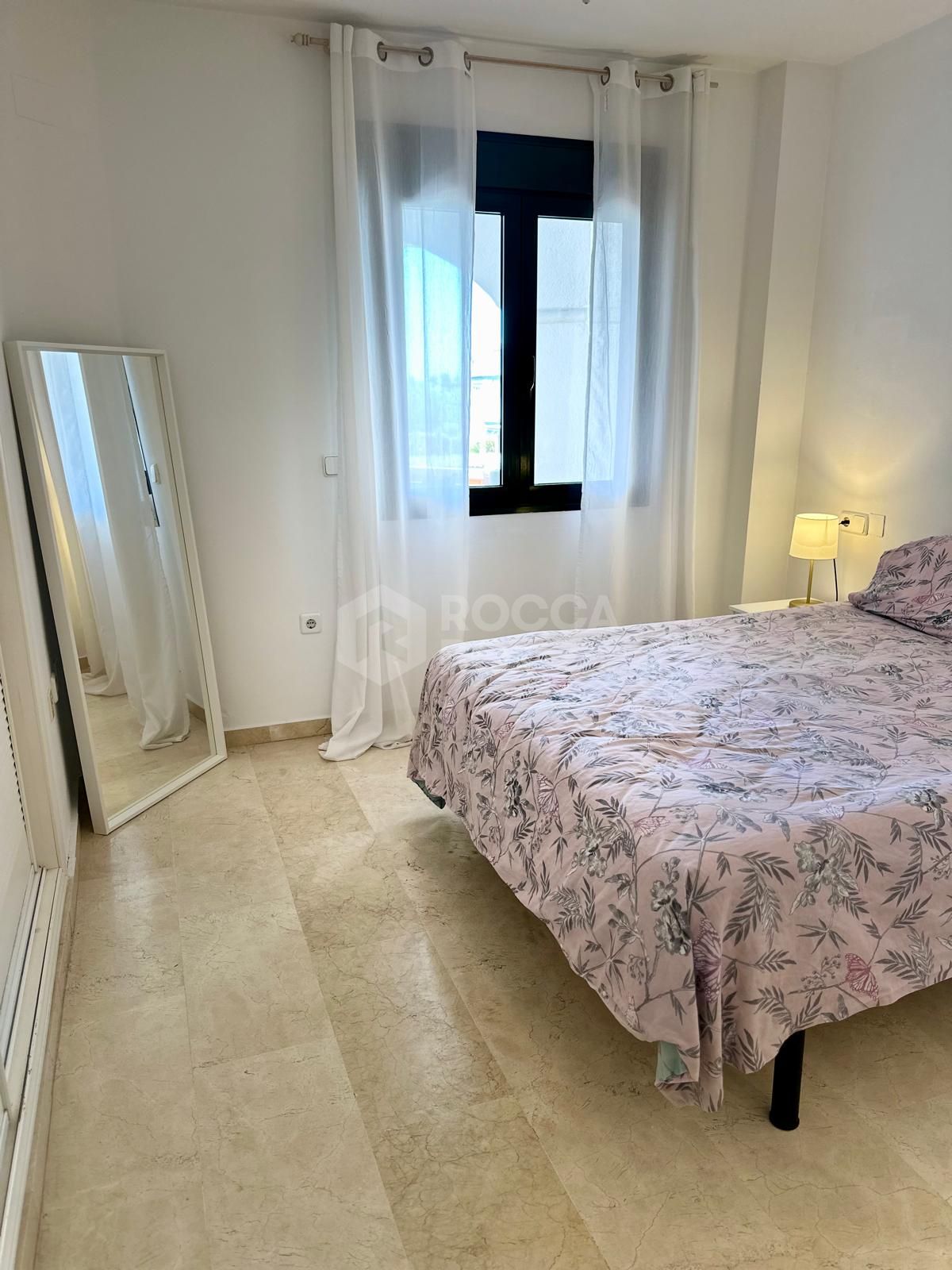 Magnificent apartment for sale in one of the best areas of San Pedro de Alcantara (Marbella). Nueva Alcantara, on the beachfront and of course with wonderful sea views and a pool.