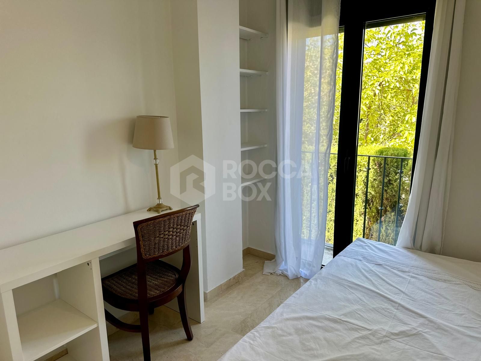 Magnificent apartment for sale in one of the best areas of San Pedro de Alcantara (Marbella). Nueva Alcantara, on the beachfront and of course with wonderful sea views and a pool.