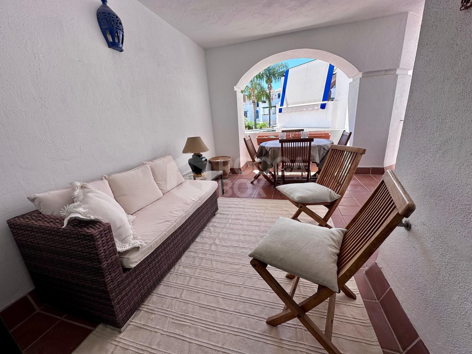 Magnificent apartment for sale in one of the best areas of San Pedro de Alcantara (Marbella). Nueva Alcantara, on the beachfront and of course with wonderful sea views and a pool.