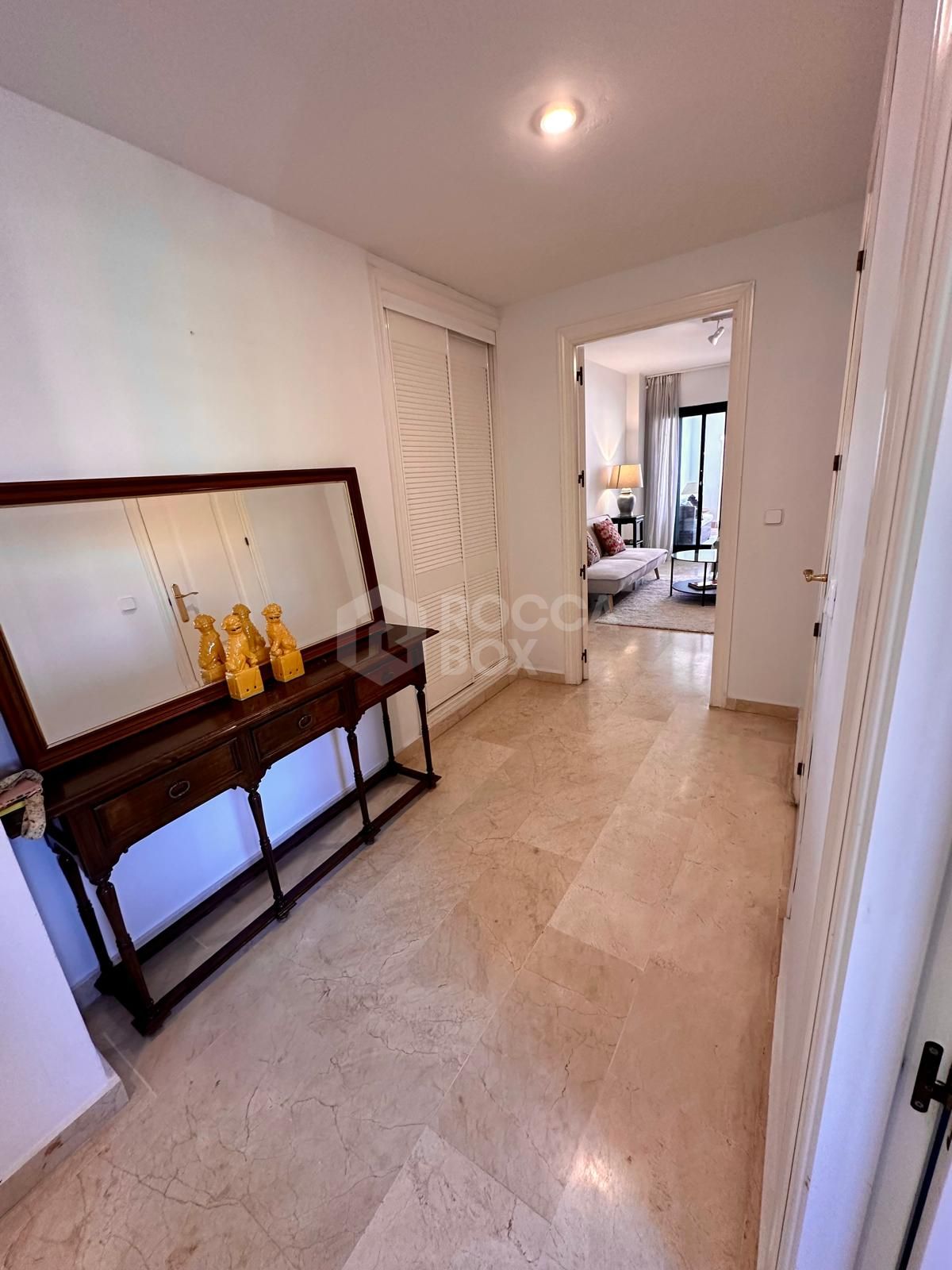 Magnificent apartment for sale in one of the best areas of San Pedro de Alcantara (Marbella). Nueva Alcantara, on the beachfront and of course with wonderful sea views and a pool.