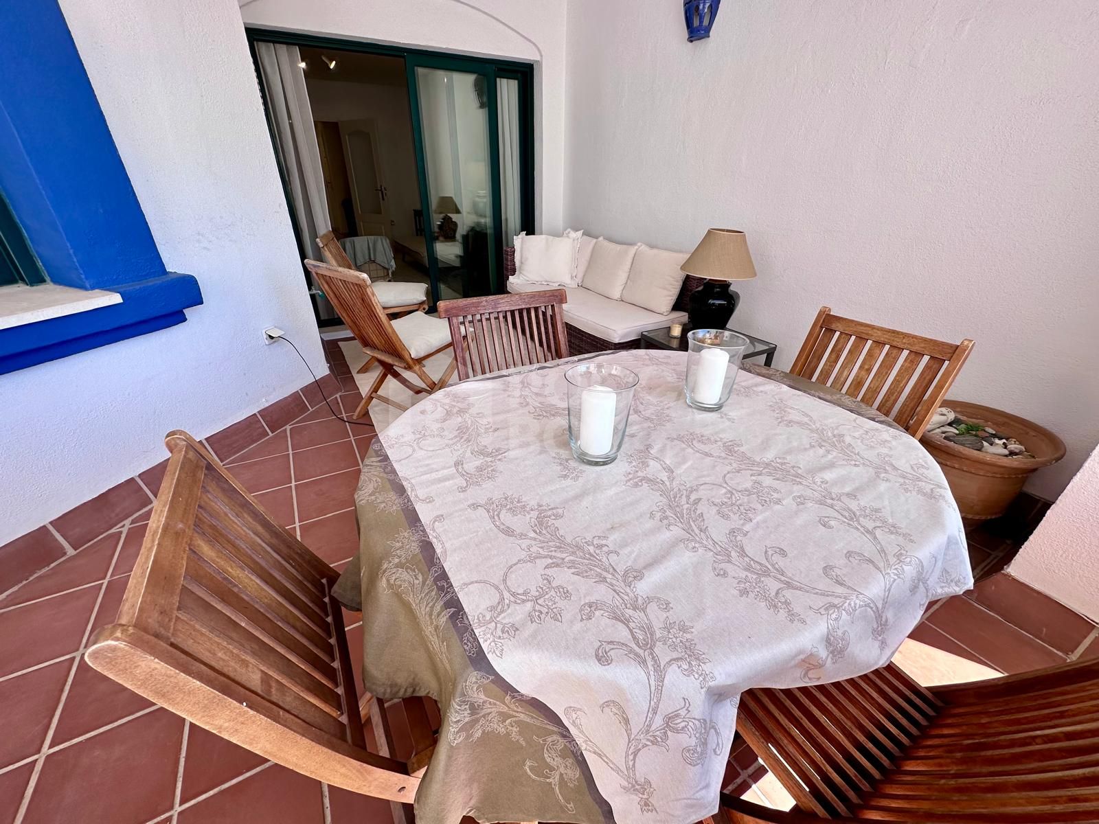 Magnificent apartment for sale in one of the best areas of San Pedro de Alcantara (Marbella). Nueva Alcantara, on the beachfront and of course with wonderful sea views and a pool.