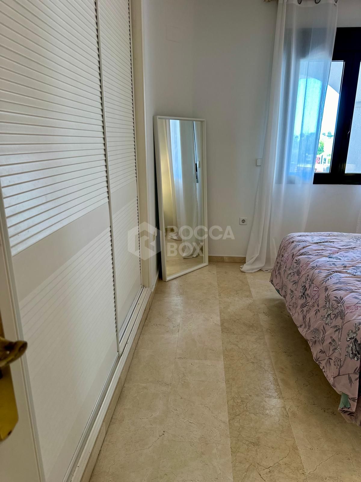 Magnificent apartment for sale in one of the best areas of San Pedro de Alcantara (Marbella). Nueva Alcantara, on the beachfront and of course with wonderful sea views and a pool.