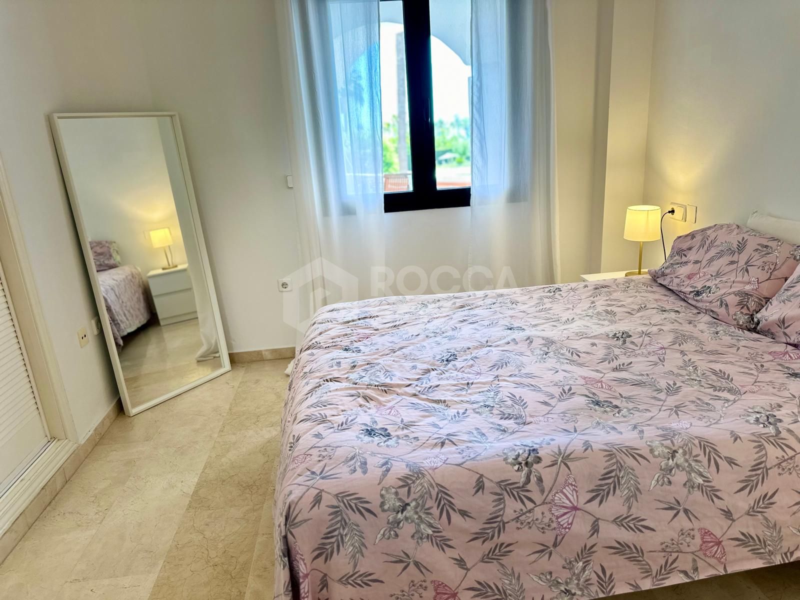 Magnificent apartment for sale in one of the best areas of San Pedro de Alcantara (Marbella). Nueva Alcantara, on the beachfront and of course with wonderful sea views and a pool.