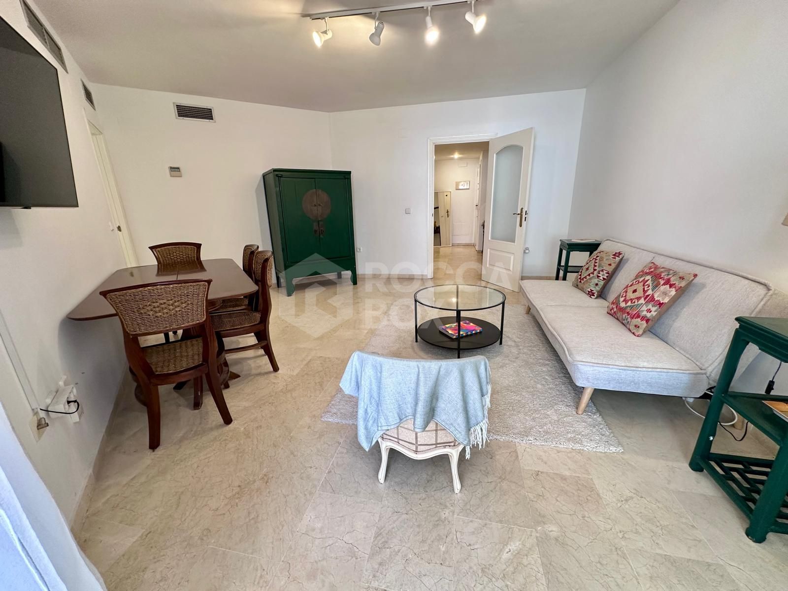 Magnificent apartment for sale in one of the best areas of San Pedro de Alcantara (Marbella). Nueva Alcantara, on the beachfront and of course with wonderful sea views and a pool.