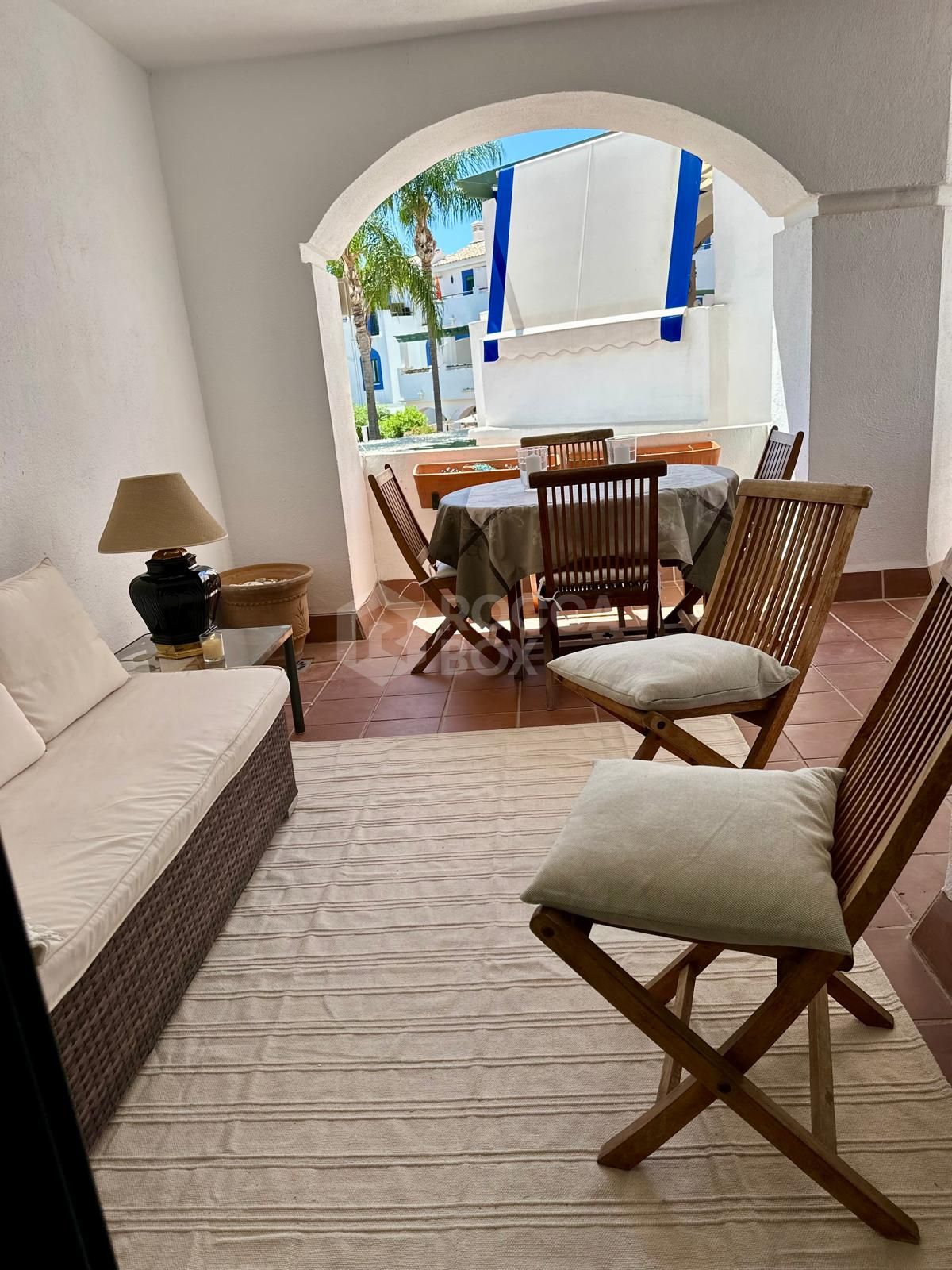 Magnificent apartment for sale in one of the best areas of San Pedro de Alcantara (Marbella). Nueva Alcantara, on the beachfront and of course with wonderful sea views and a pool.