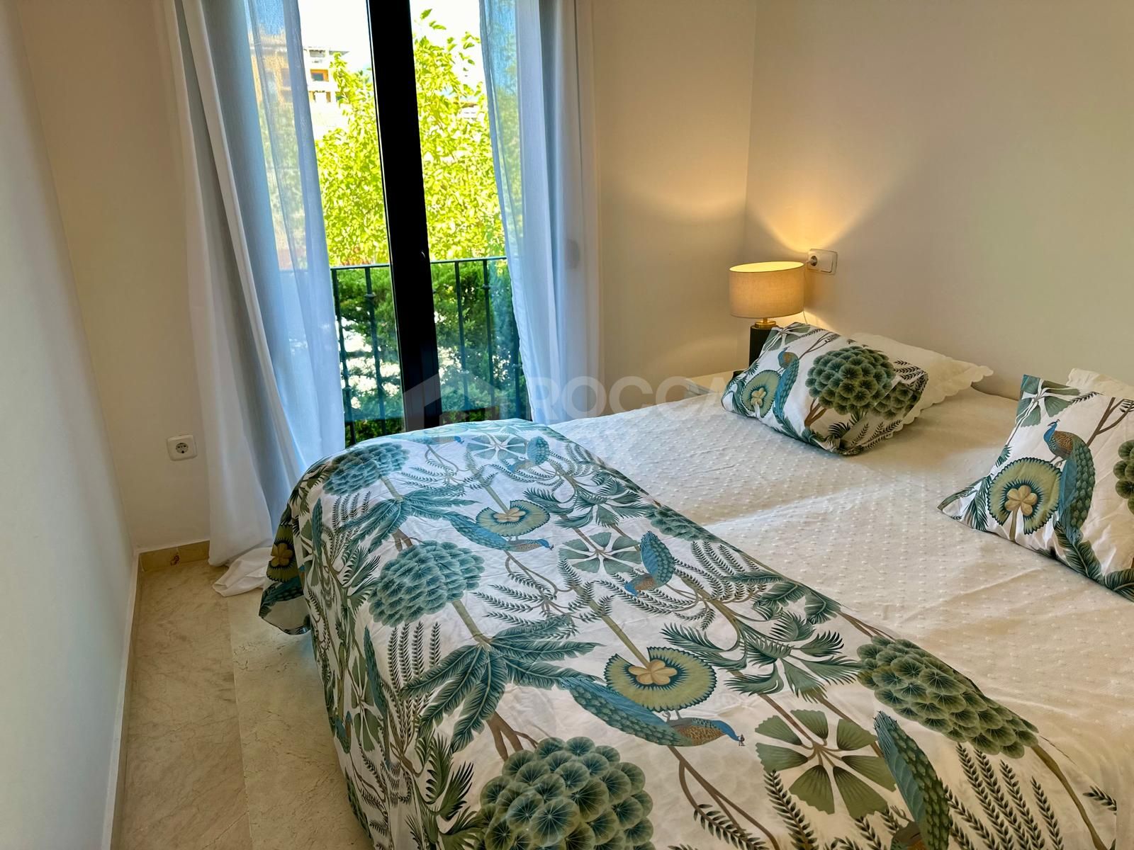 Magnificent apartment for sale in one of the best areas of San Pedro de Alcantara (Marbella). Nueva Alcantara, on the beachfront and of course with wonderful sea views and a pool.