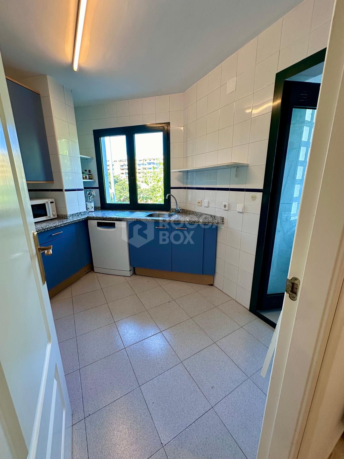 Magnificent apartment for sale in one of the best areas of San Pedro de Alcantara (Marbella). Nueva Alcantara, on the beachfront and of course with wonderful sea views and a pool.