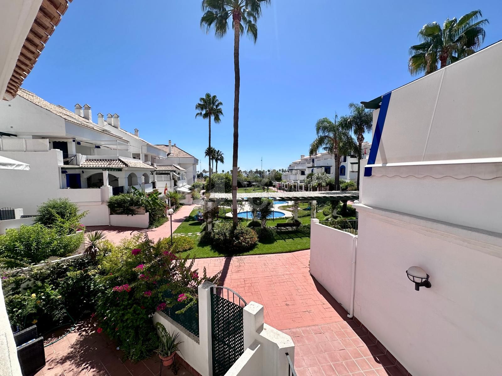 Magnificent apartment for sale in one of the best areas of San Pedro de Alcantara (Marbella). Nueva Alcantara, on the beachfront and of course with wonderful sea views and a pool.