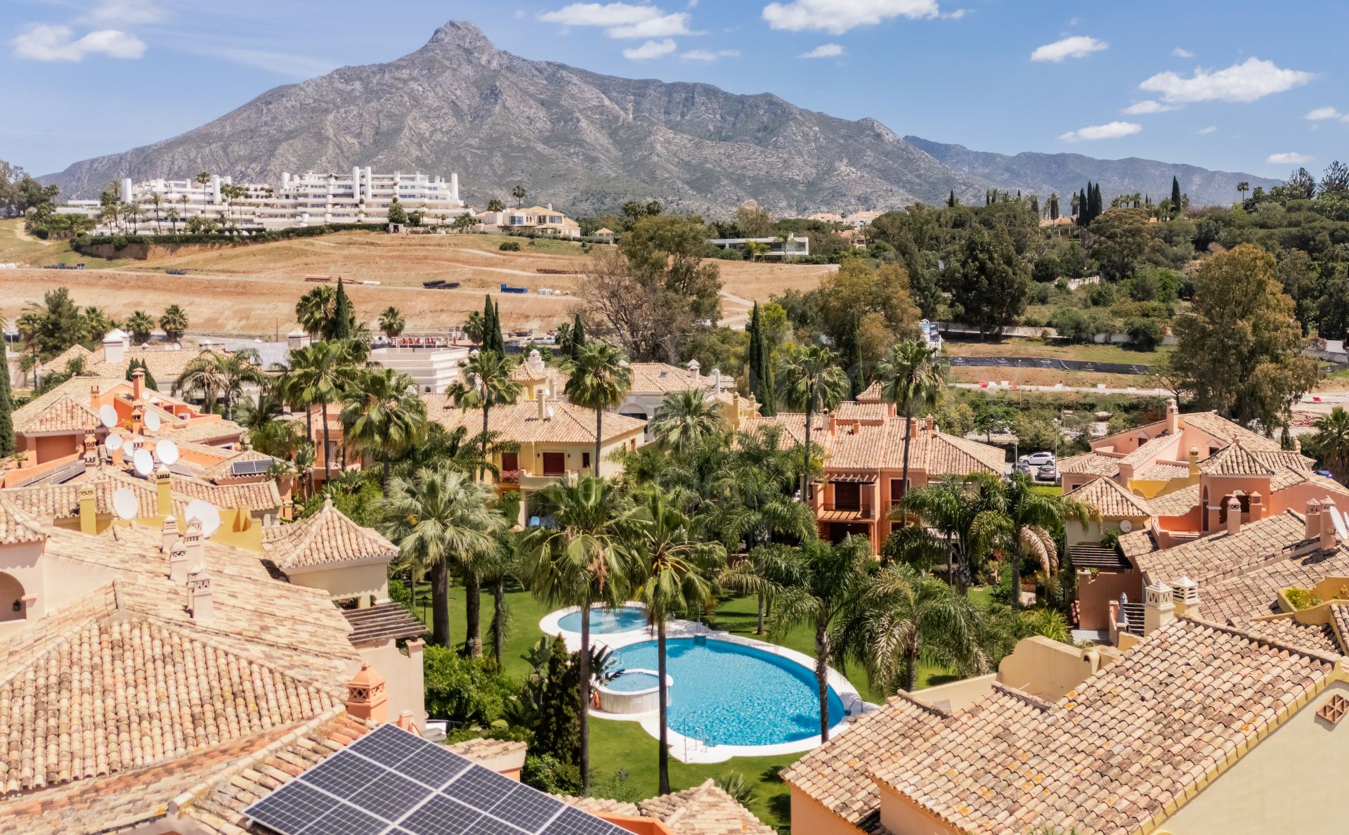 Adosado en Jardines de las Lomas, Marbella