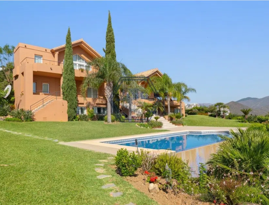 Villa in La Mairena, Marbella