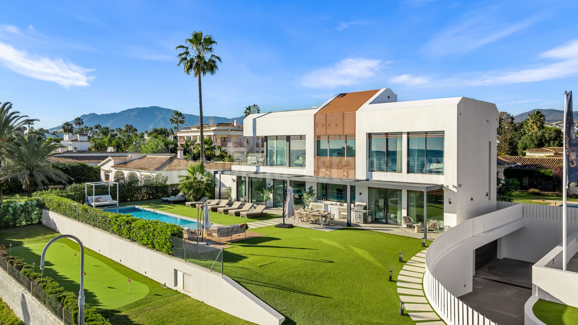 Villa in New Golden Mile, Estepona