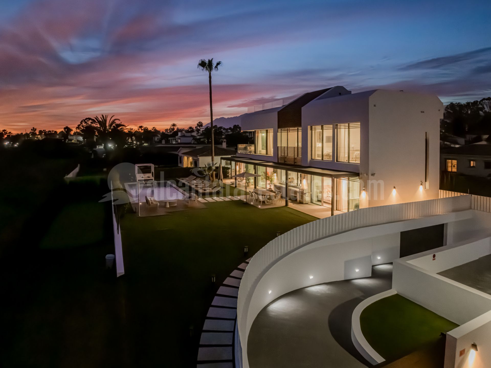 Villa in New Golden Mile, Estepona