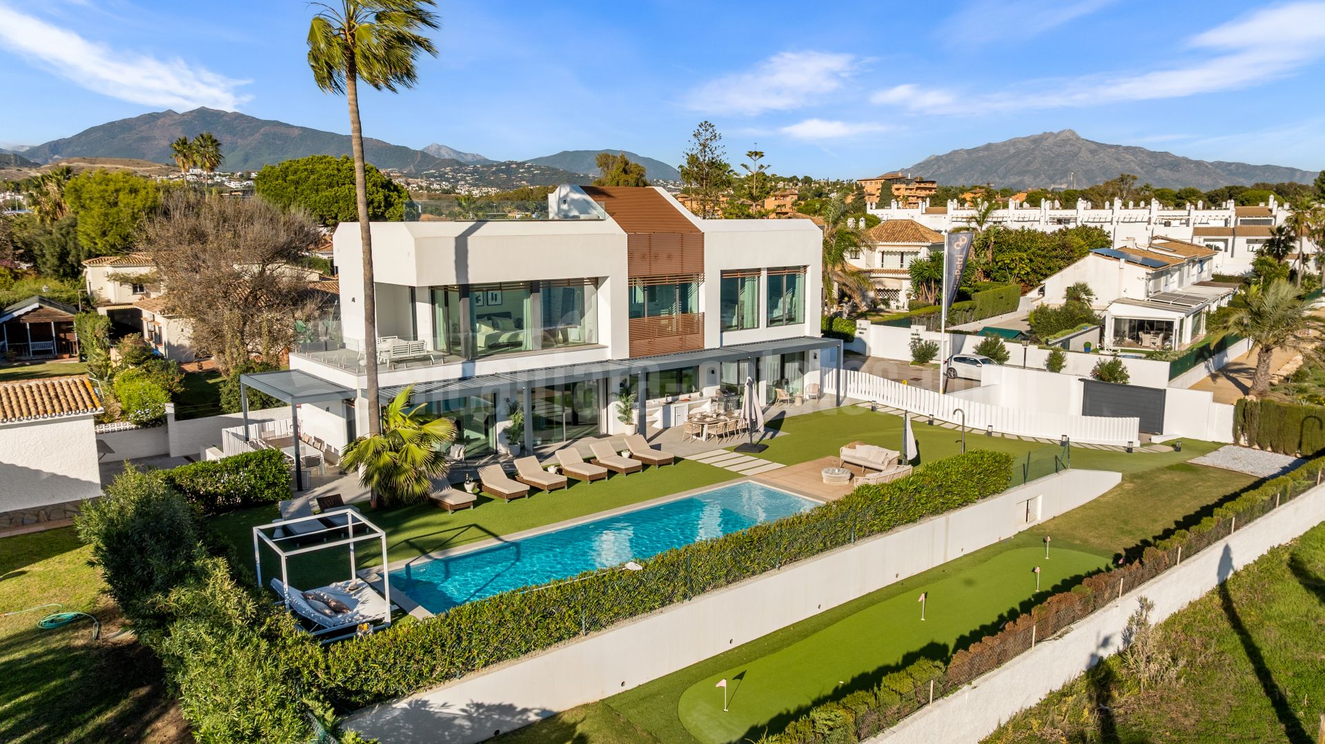Villa in New Golden Mile, Estepona