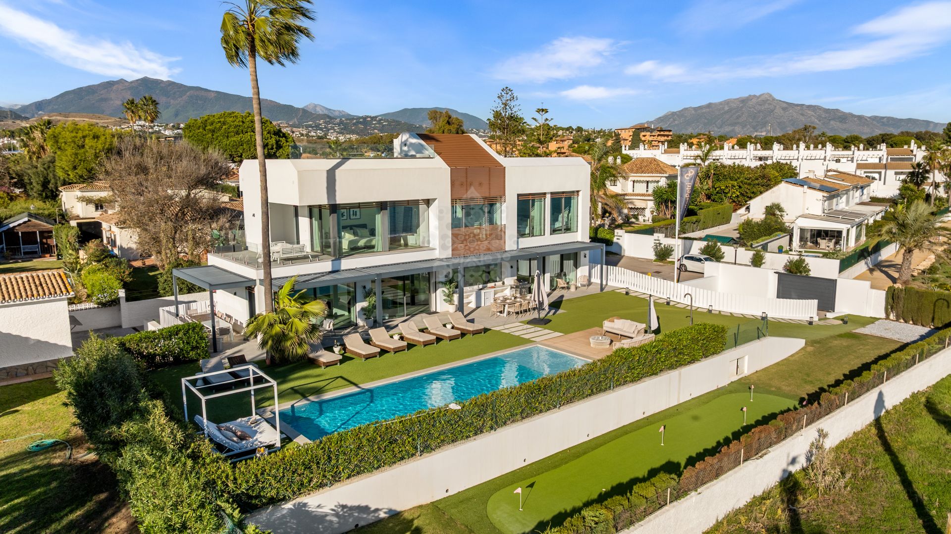 Villa in New Golden Mile, Estepona