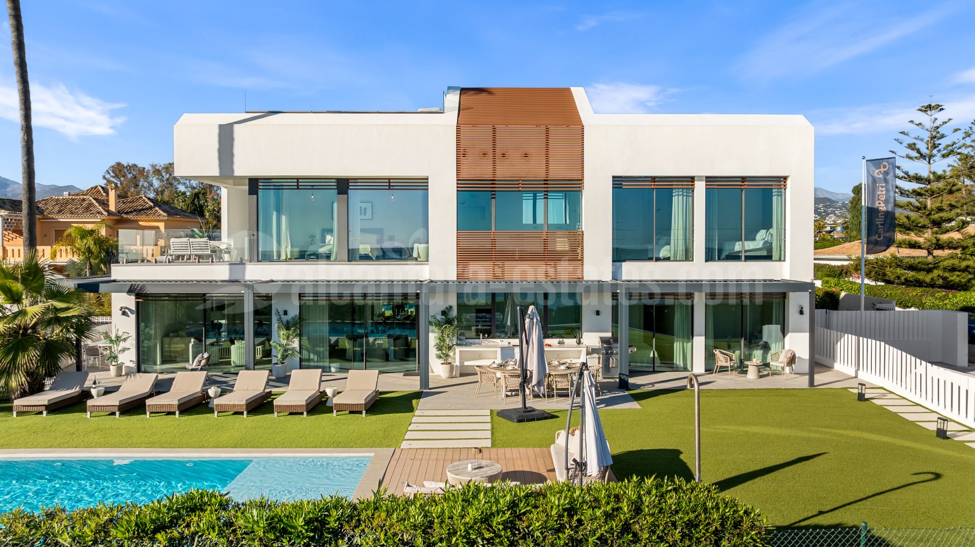 Villa in New Golden Mile, Estepona