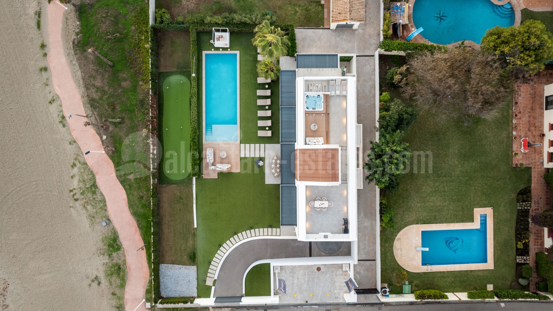 Villa in New Golden Mile, Estepona