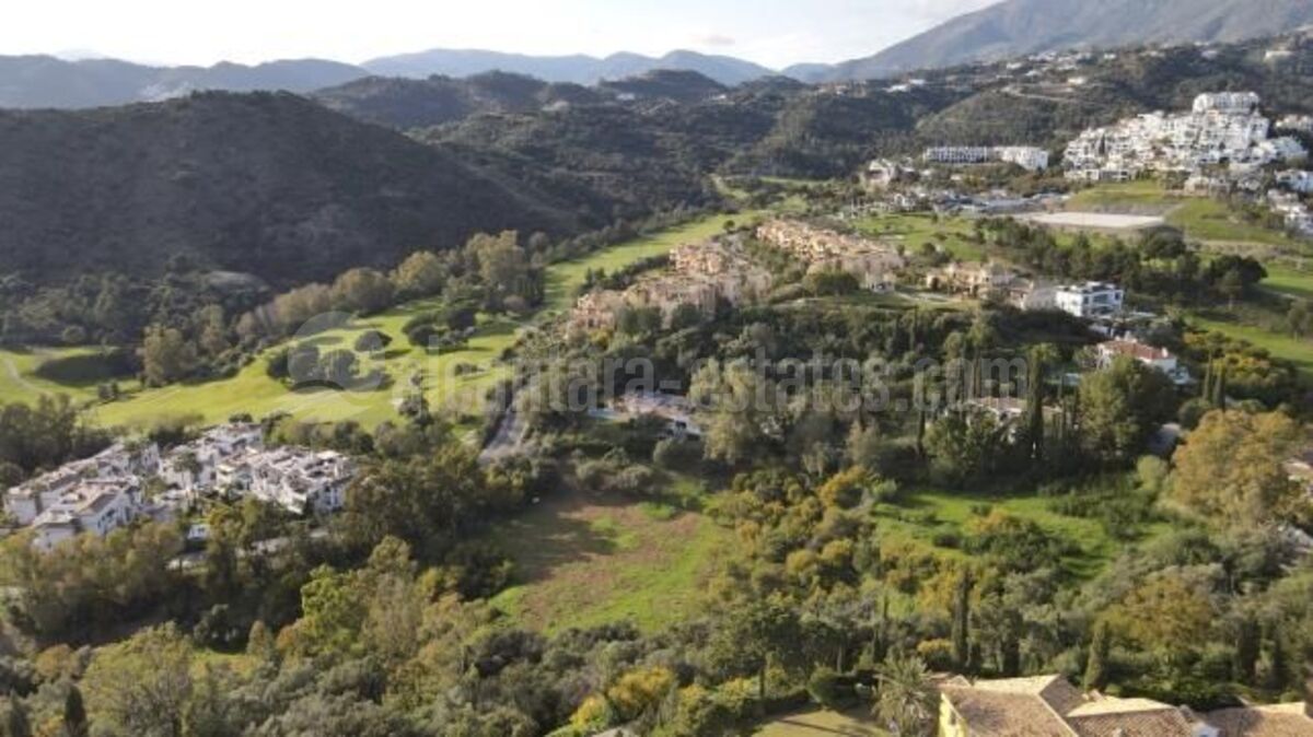 Plot in Puerto del Almendro, Benahavis