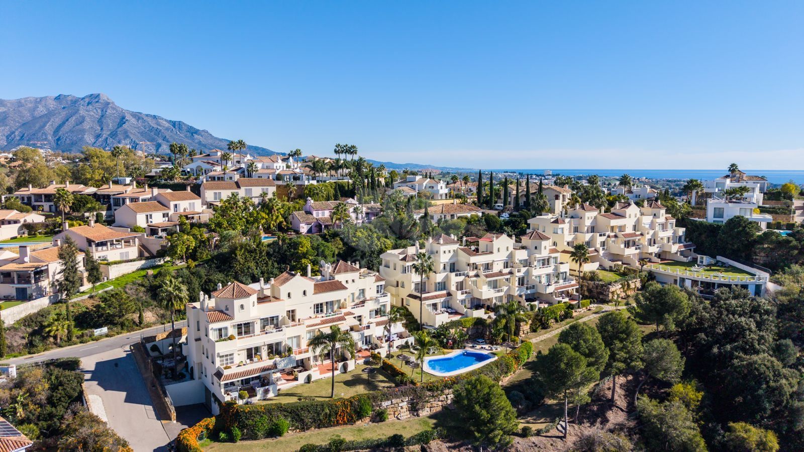 Apartment in Puerto del Almendro, Benahavis