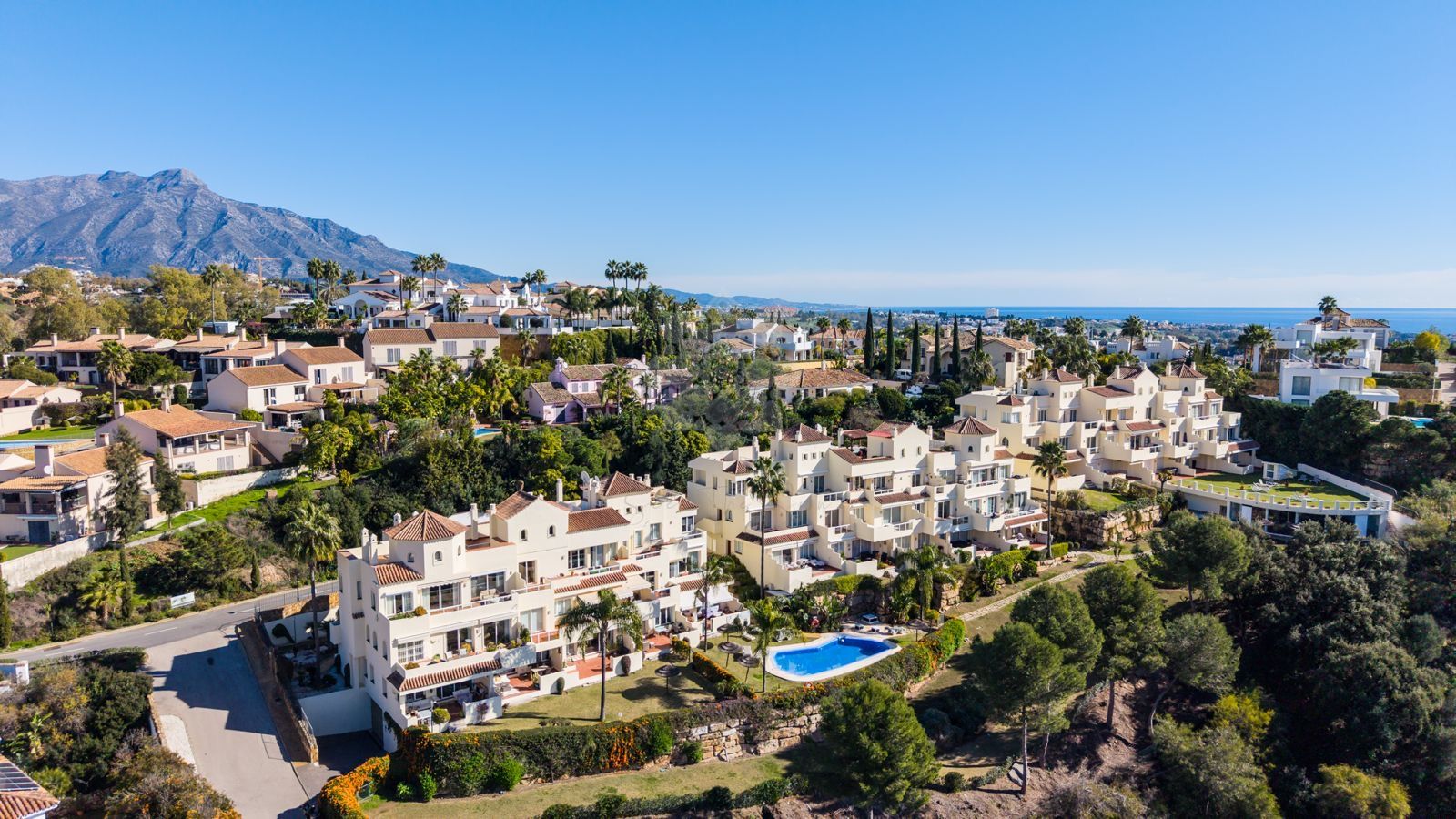 Apartment in Puerto del Almendro, Benahavis
