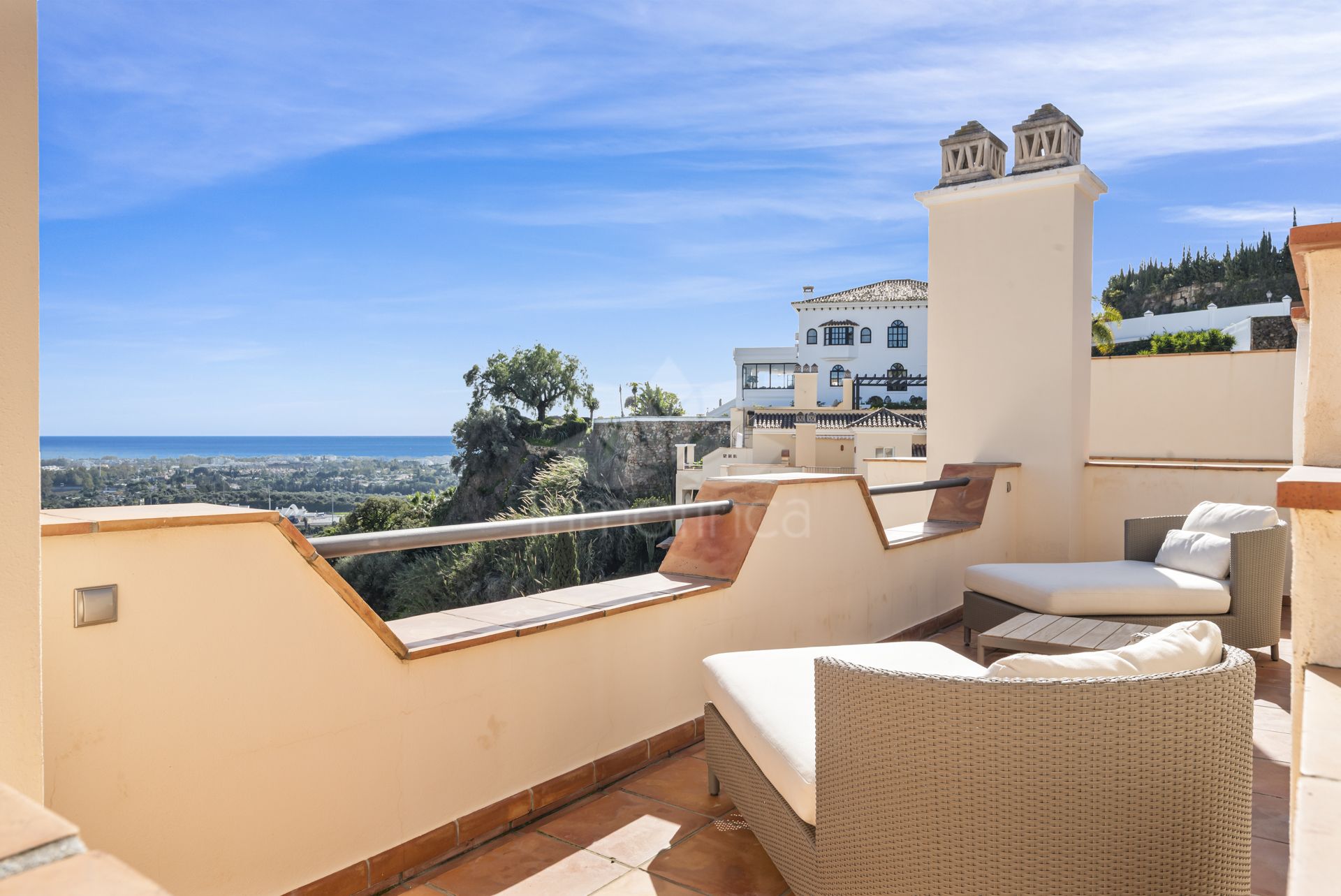 Penthouse in Puerto del Almendro, Benahavis