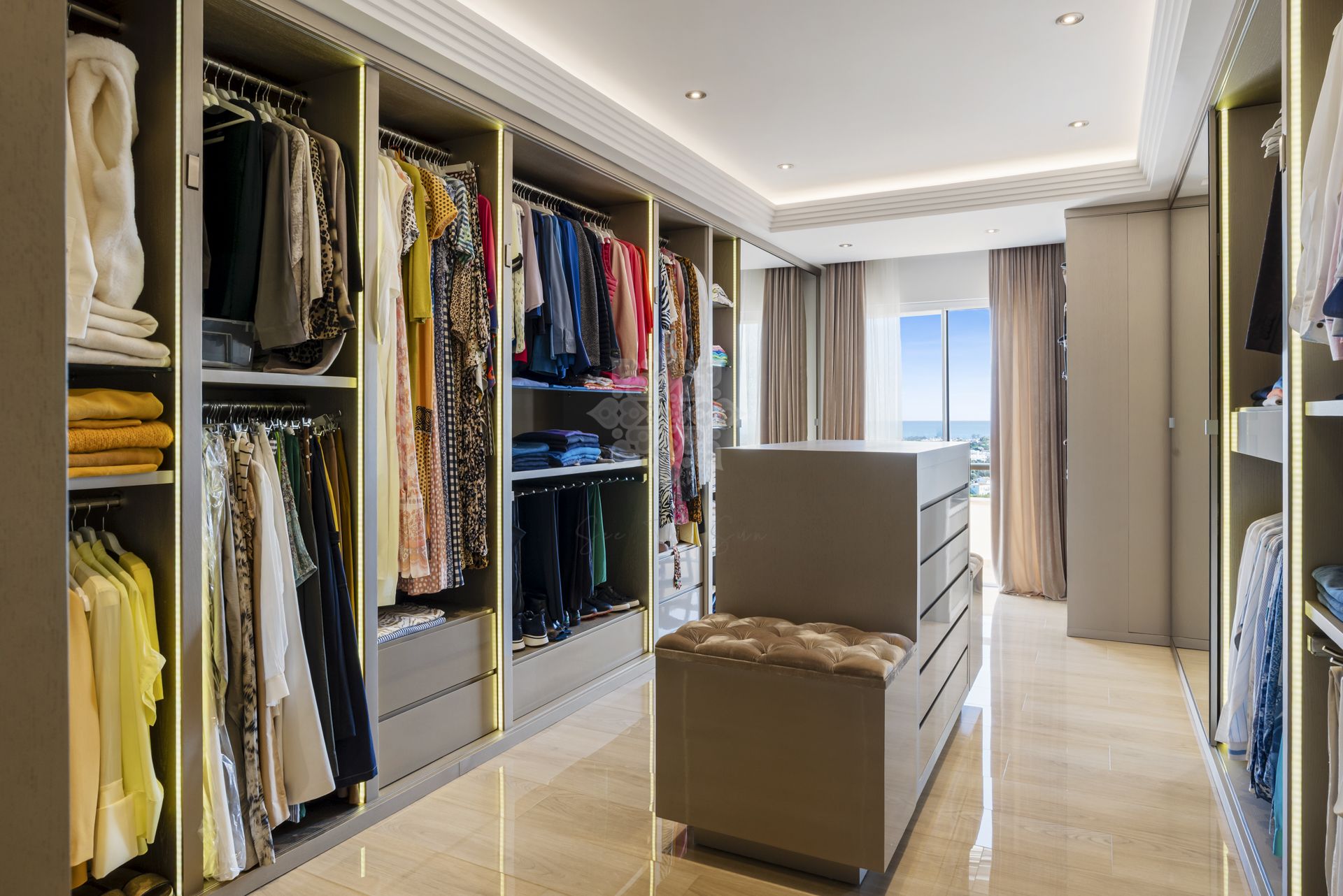 Penthouse in Puerto del Almendro, Benahavis