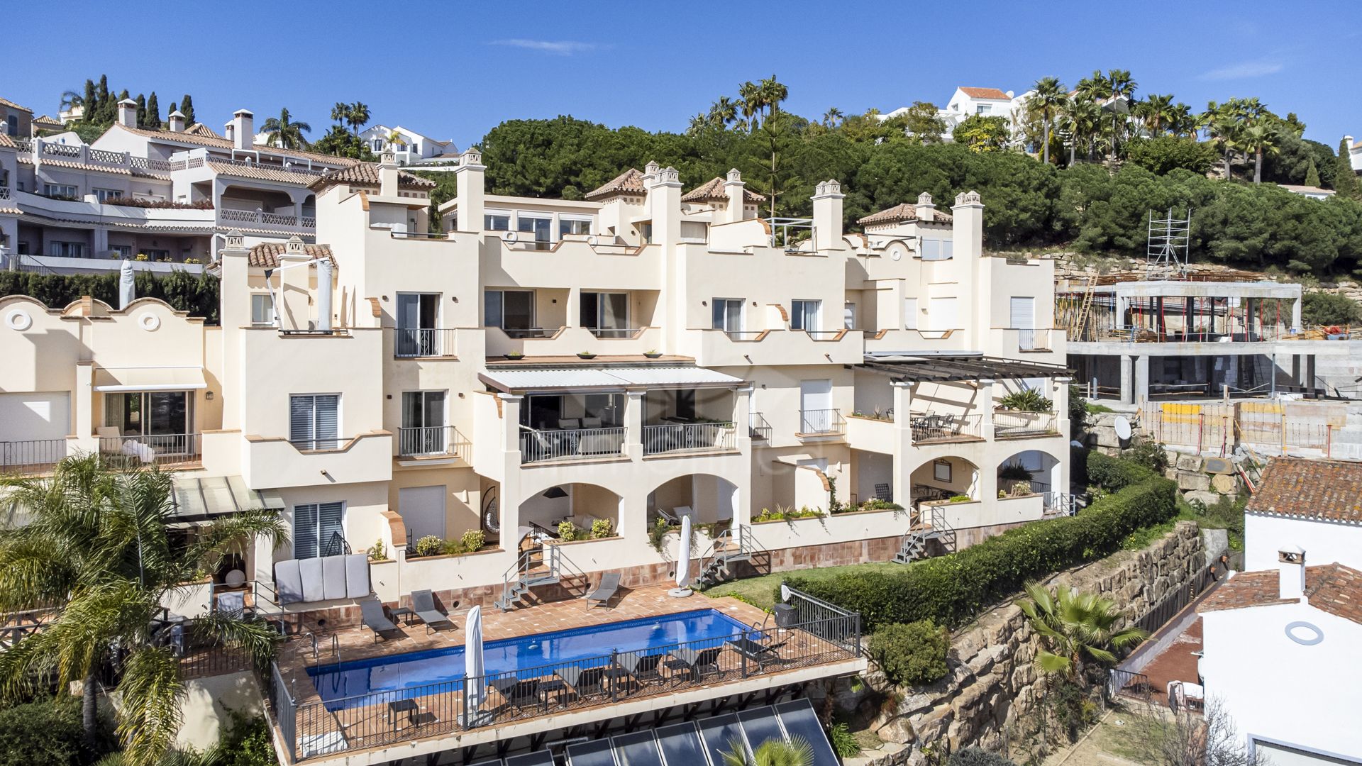 Penthouse in Puerto del Almendro, Benahavis