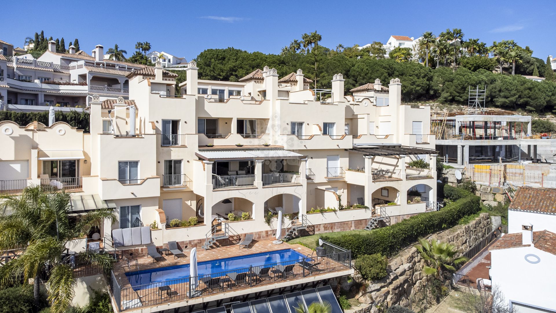 Penthouse in Puerto del Almendro, Benahavis