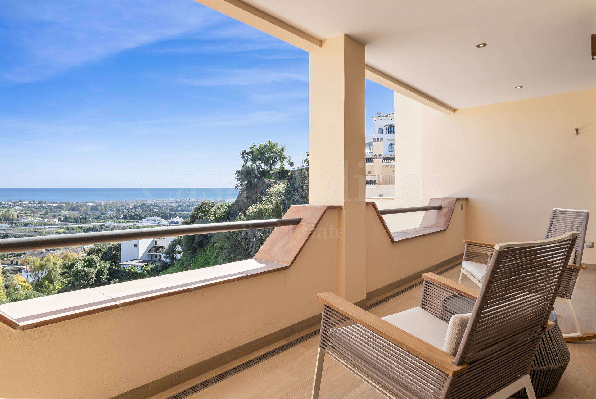 Penthouse in Puerto del Almendro, Benahavis
