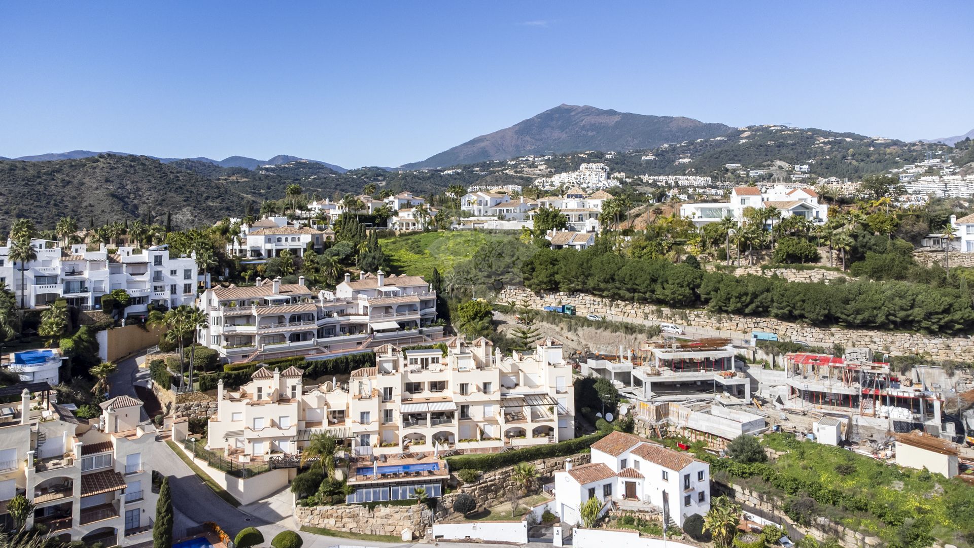 Penthouse in Puerto del Almendro, Benahavis