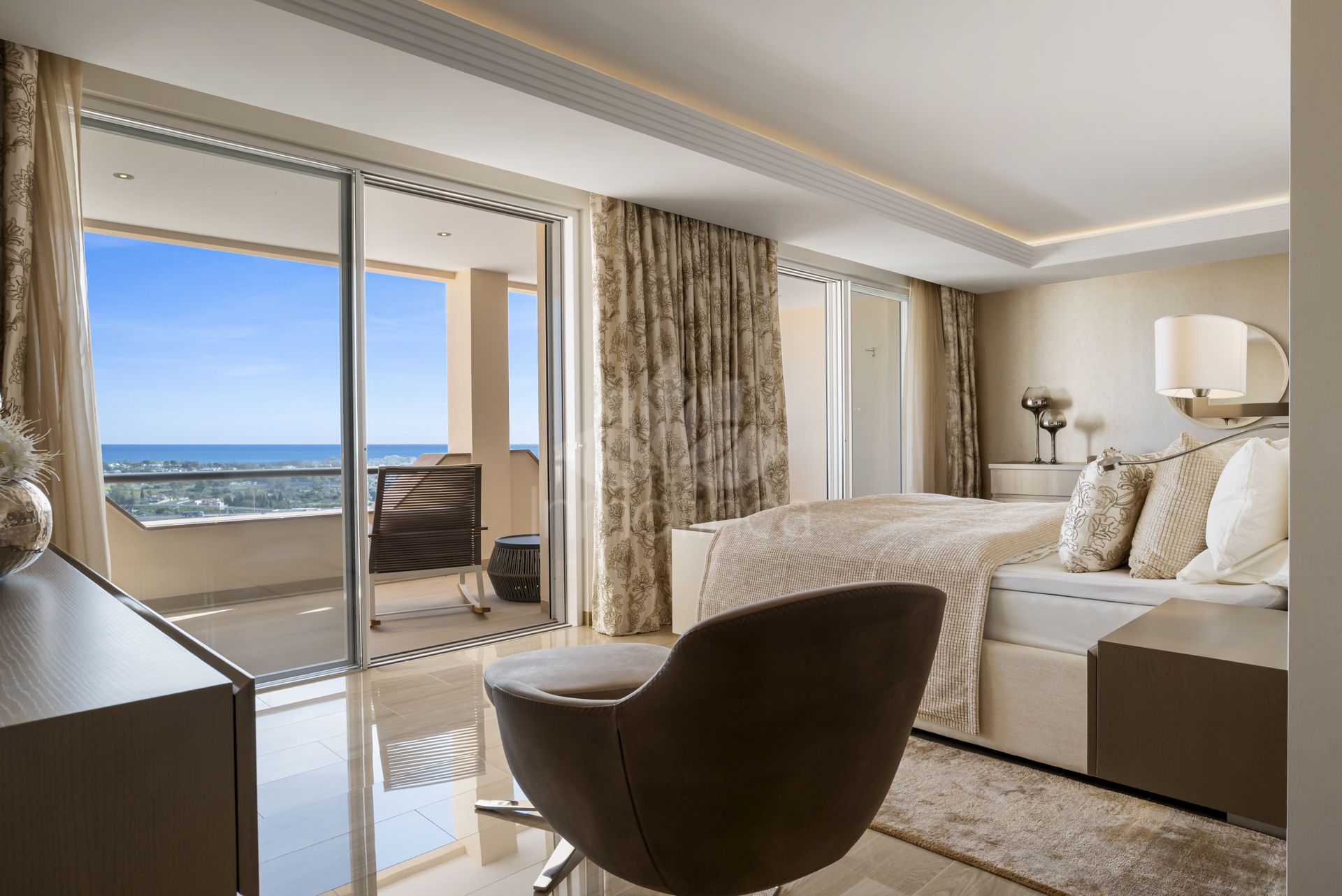 Penthouse in Puerto del Almendro, Benahavis