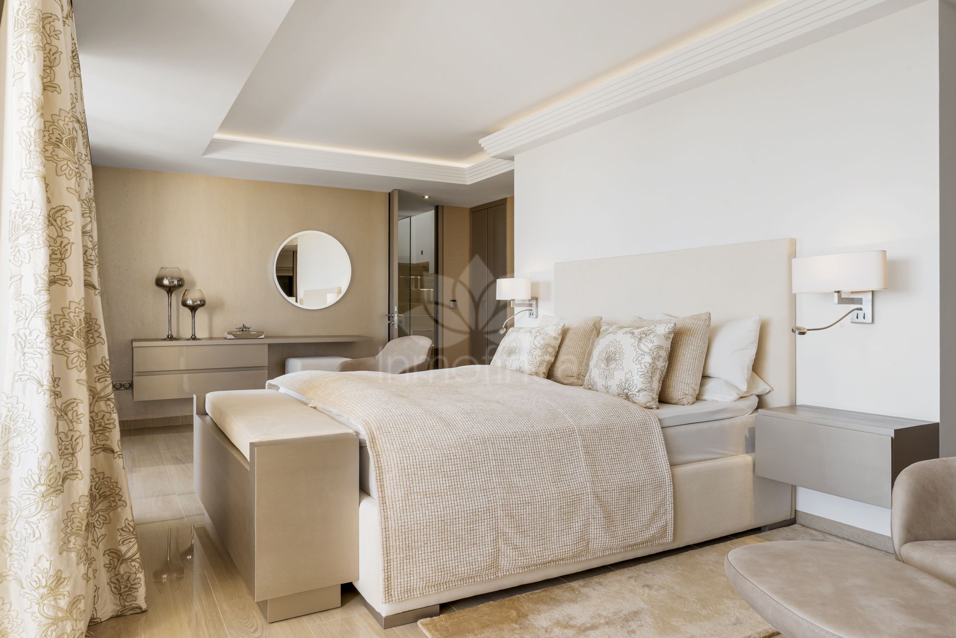 Penthouse in Puerto del Almendro, Benahavis