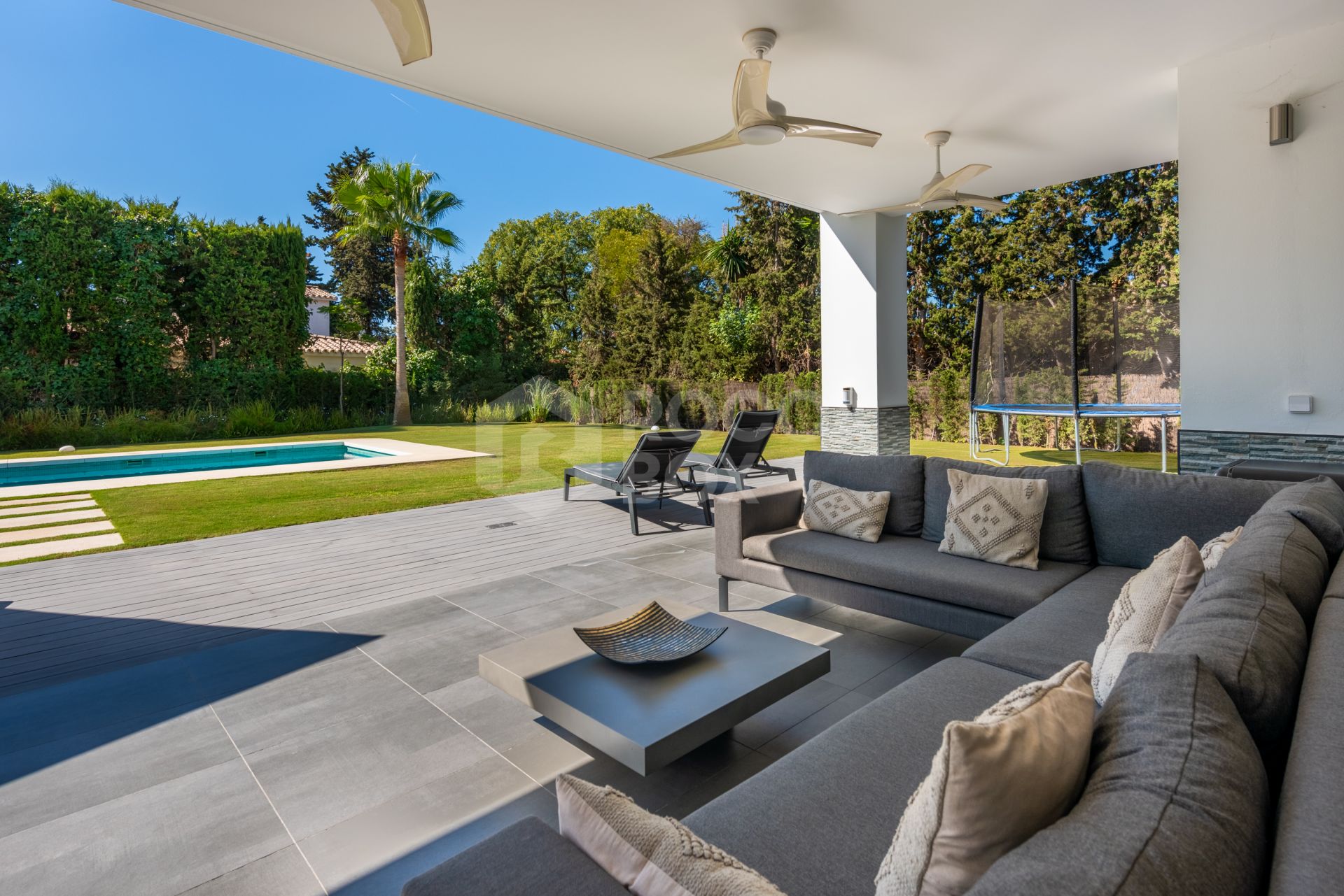 This contemporary four-bedroom detached villa, located in Atalaya Isdabe, is a perfect blend of comfort and luxury